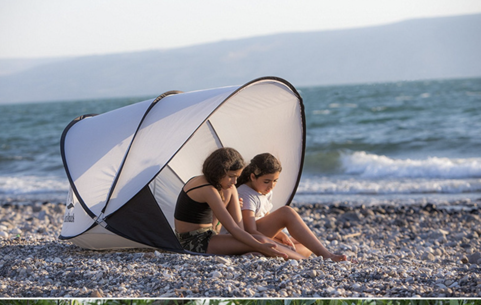 Pop up foldable beach tents