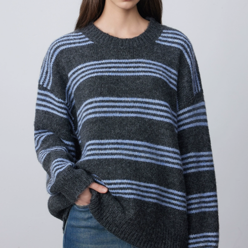 Loose -fitting striped sweater