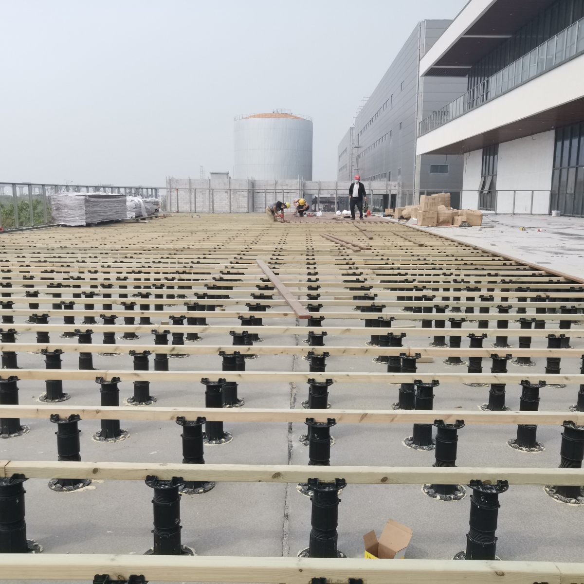 Keel adjustable support Anticorrosive wood floor support Stone tile paving The roof balcony is built with wooden platform