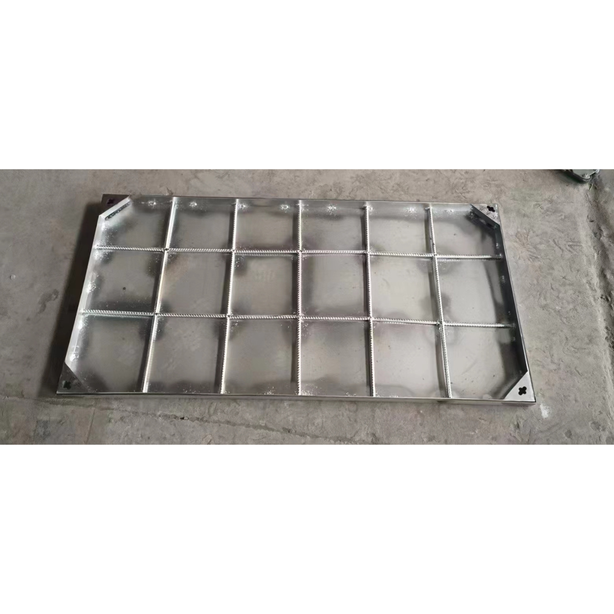 Stainless steel invisible drainage linear manhole cover