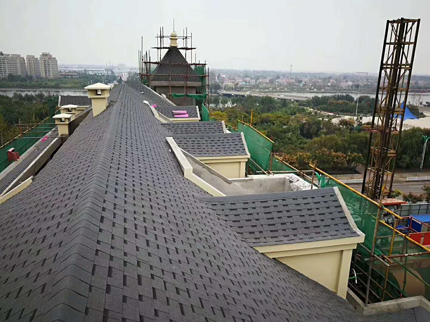 Colorful Laminated Thatch Roof Tile Asphalt shingles roof price