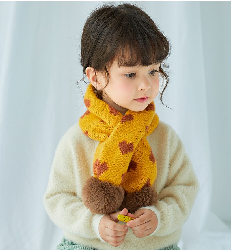 Children's scarves in autumn and winter are cute and warm. Boys and girls love scarves.