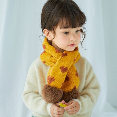 Children's scarves in autumn and winter are cute and warm. Boys and girls love scarves.