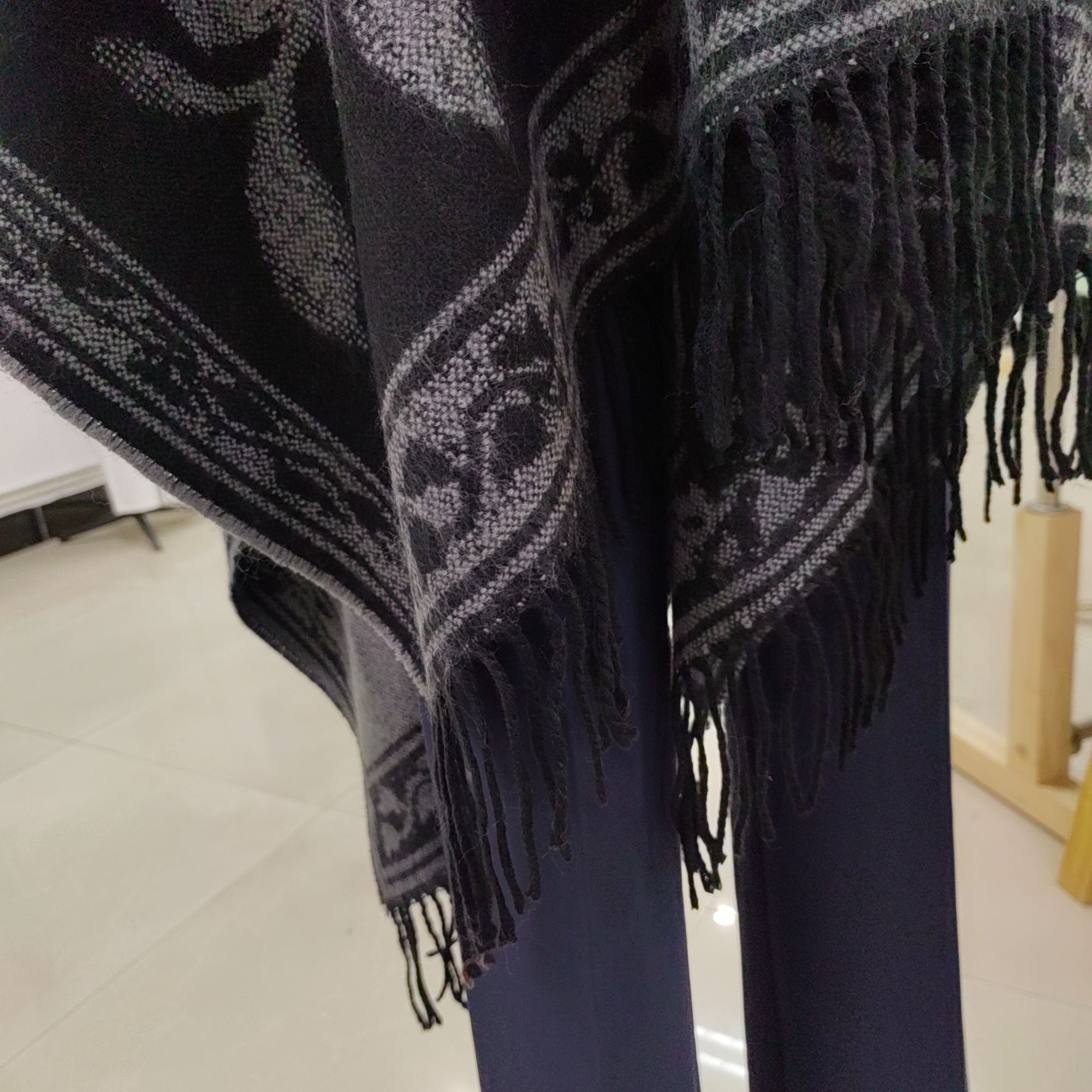 New autumn and winter neck Europe and the United States soft boutique jacquard printed scarf cape dual use