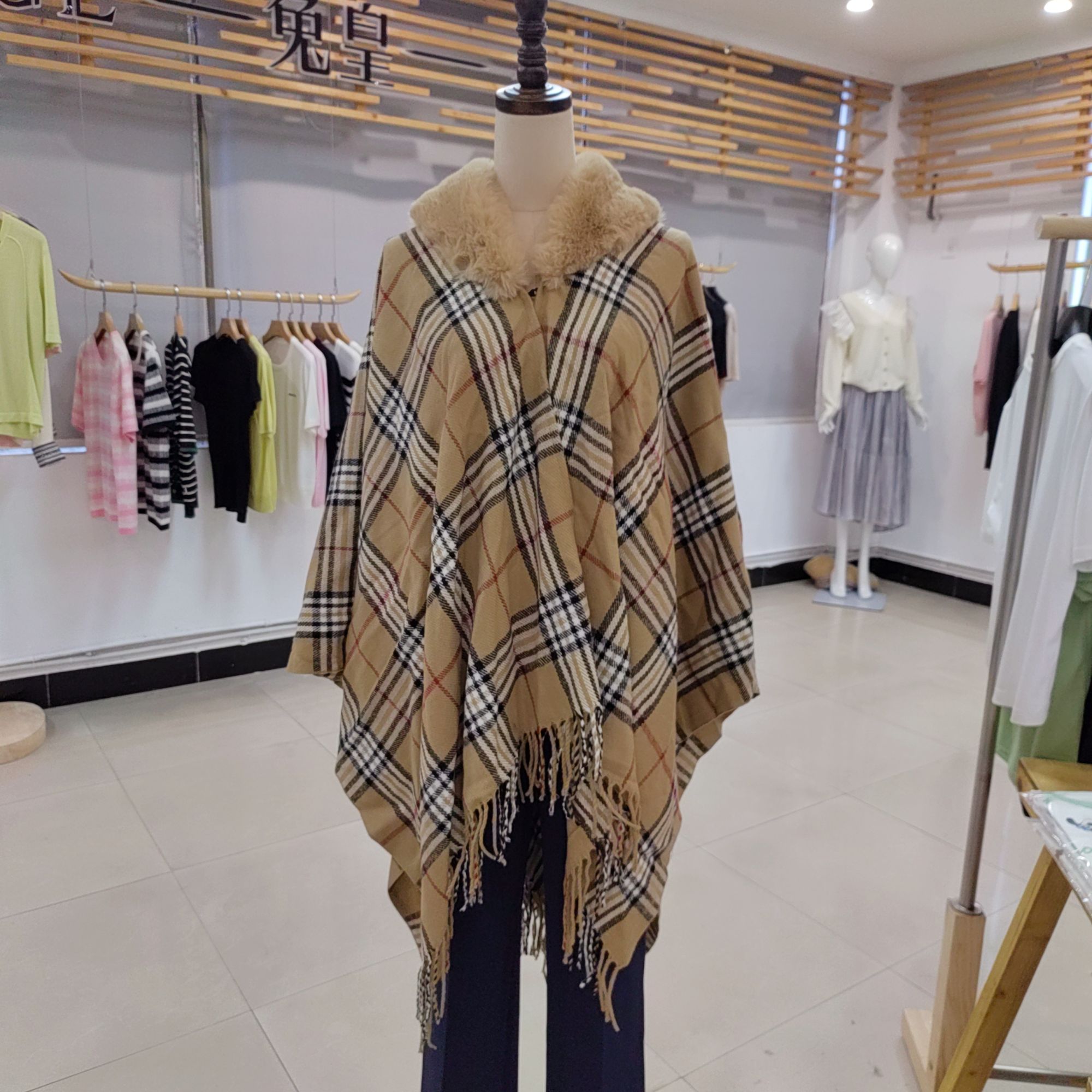 New autumn/winter fur collar cape Cape women's loose plaid classic fringe hooded coat