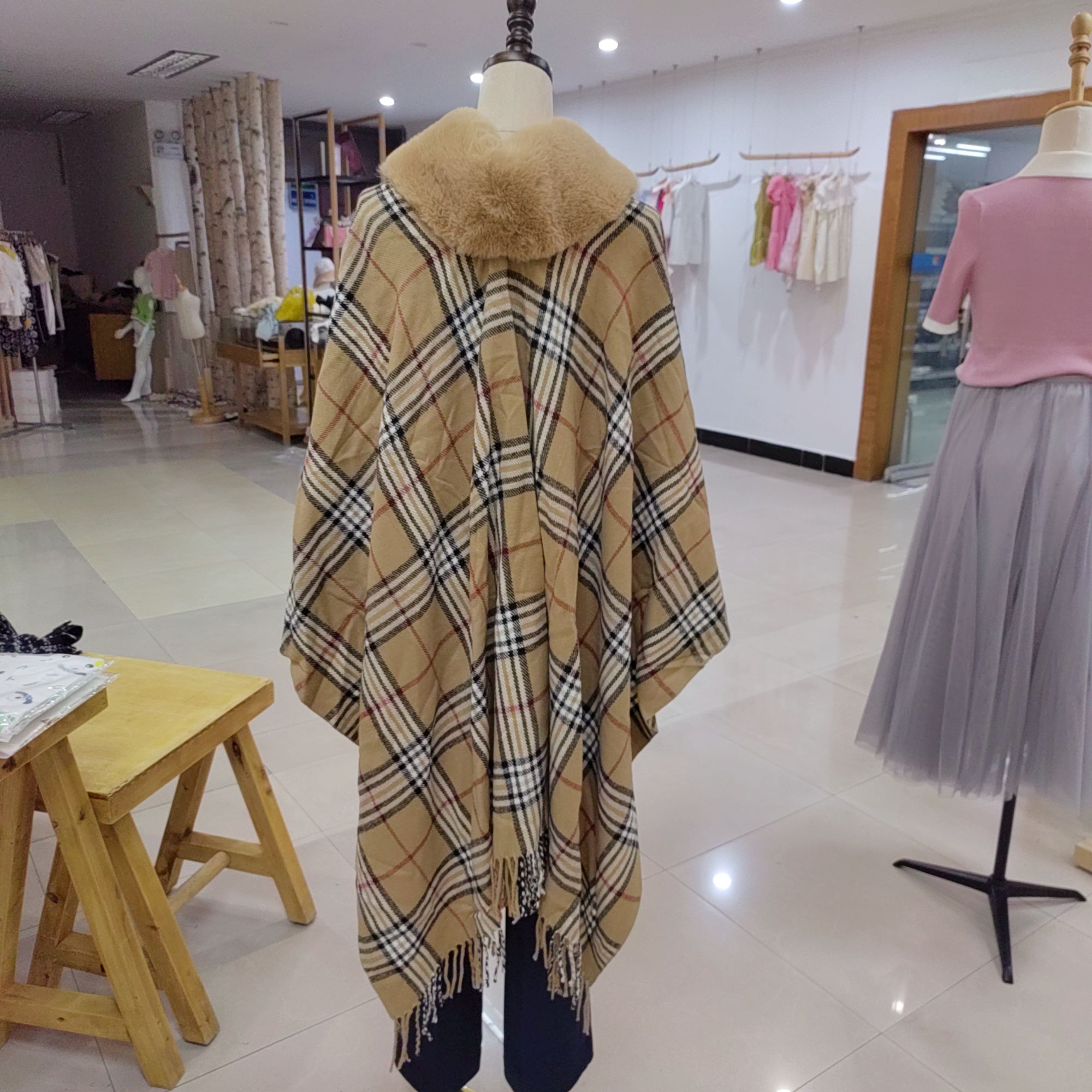 New autumn/winter fur collar cape Cape women's loose plaid classic fringe hooded coat