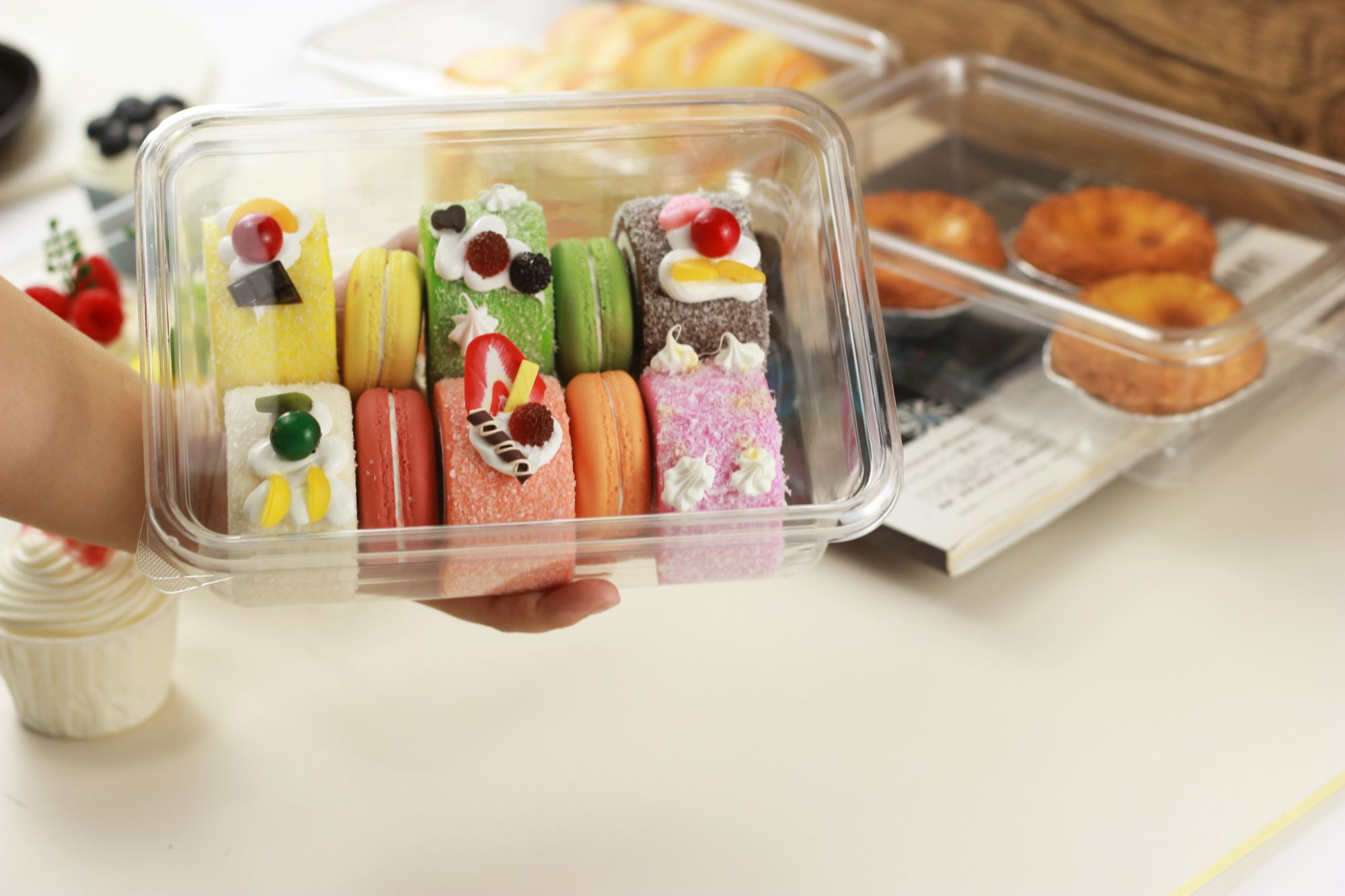 Free Sample Food Grad Plastic Bakery Goods Take out To Go Food Container Bakery Box