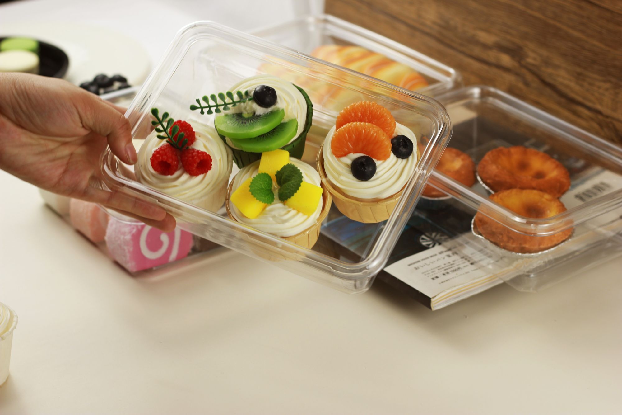 Free Sample Food Grad Plastic Bakery Goods Take out To Go Food Container Bakery Box