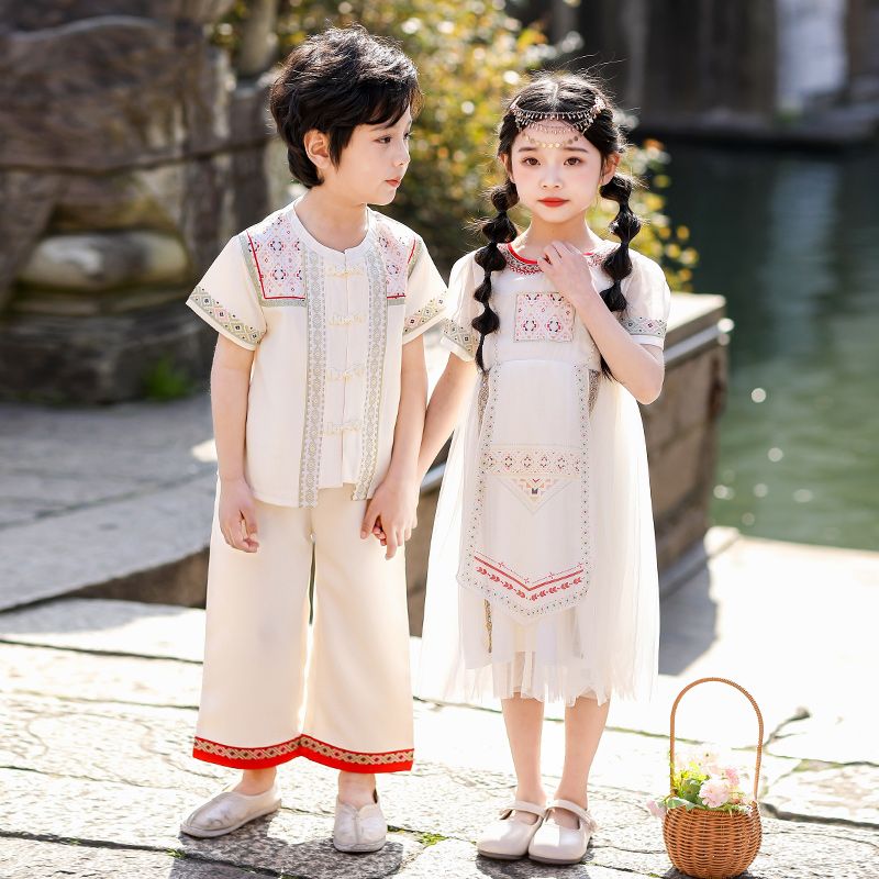 Children's ancient Hanfu Chinese -style national summer elementary school students performed in the fifth grade