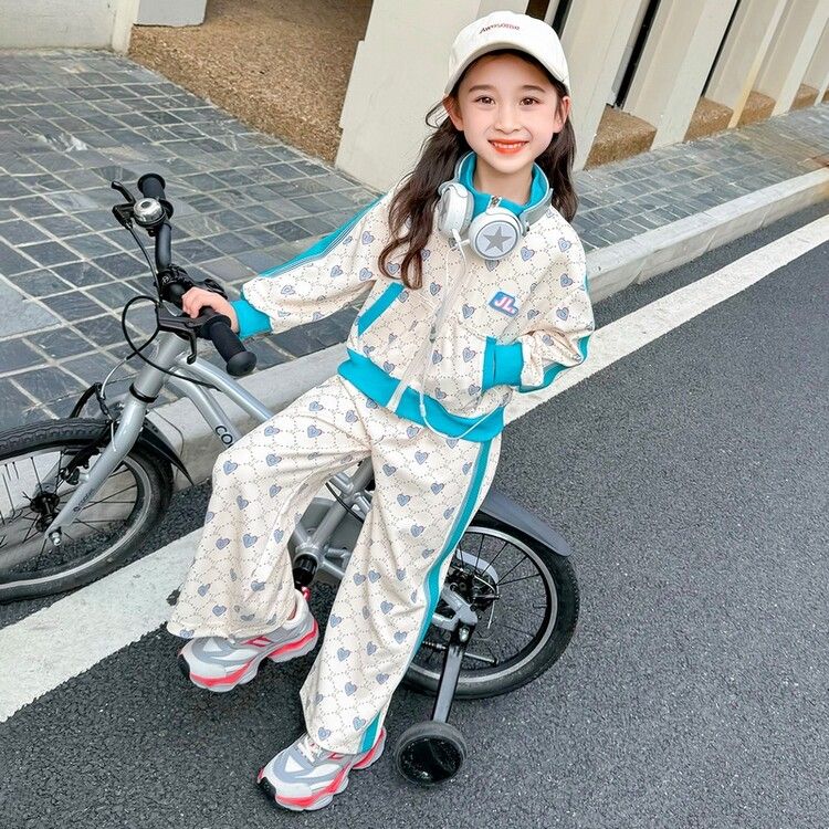 Girls' Heart Print Jacket and Pants Set - Comfortable and Stylish Kids' Tracksuit with Cap Perfect for Outdoor Activities