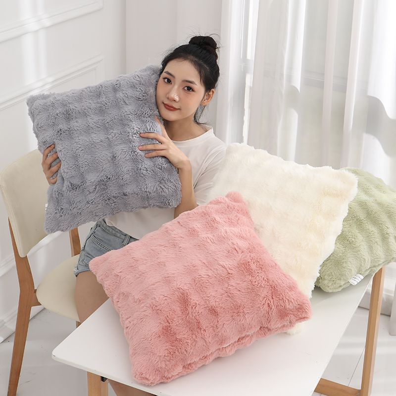 Elegant Plush Throw Pillows - Fluffy and Comfy Decorative Cushions for Home and Office