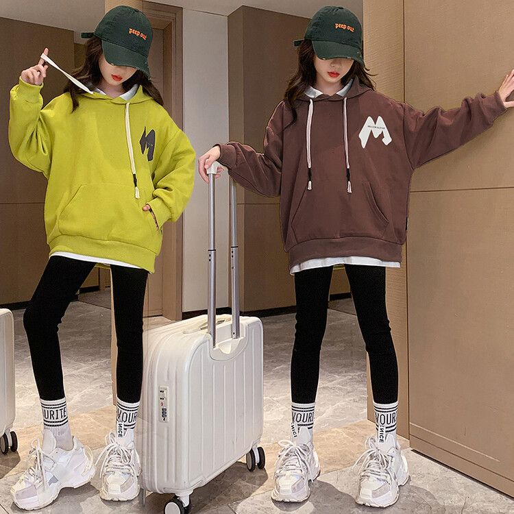 Girls' Simple Design Solid Color Hoodie - Comfortable Long-Sleeve Pullover Sweatshirt for Casual Wear in Autumn and Winter.