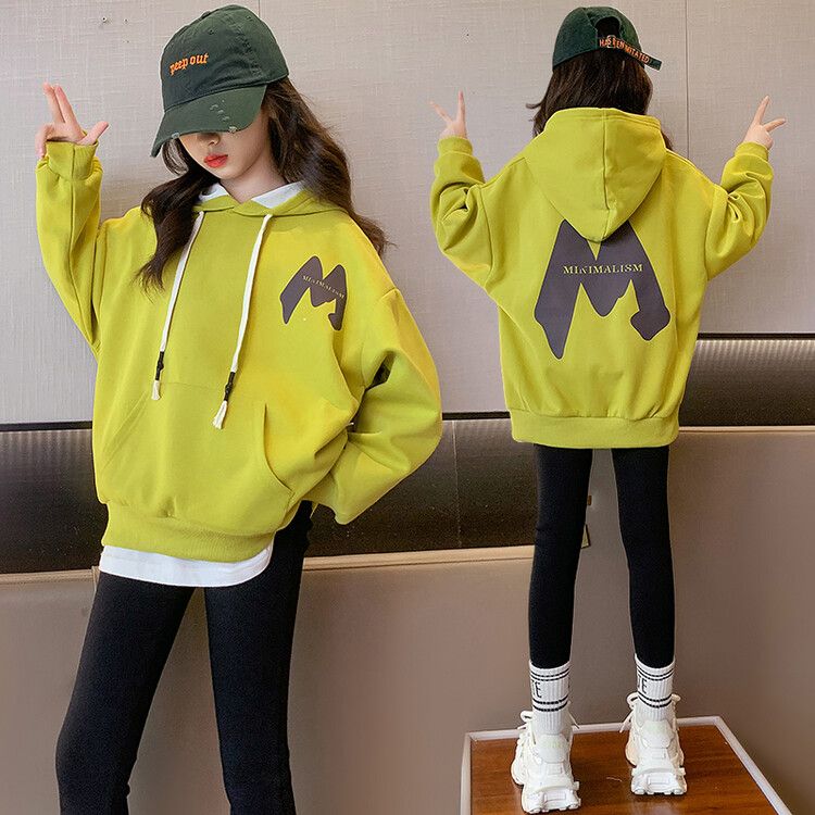 Girls' Simple Design Solid Color Hoodie - Comfortable Long-Sleeve Pullover Sweatshirt for Casual Wear in Autumn and Winter.