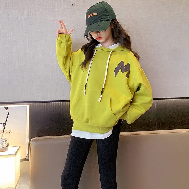 Girls' Simple Design Solid Color Hoodie - Comfortable Long-Sleeve Pullover Sweatshirt for Casual Wear in Autumn and Winter.