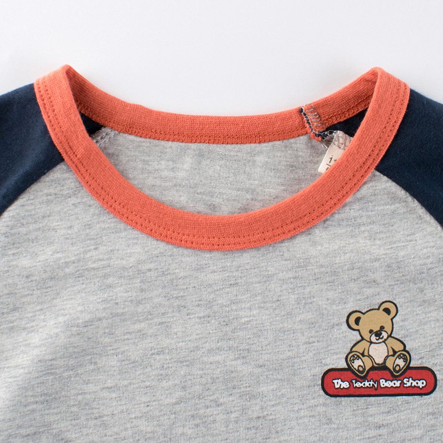 Unisex Kids Raglan Sleeve Color-Blocked T-Shirt - Soft Cotton Casual Tee with Cute Bear Patch