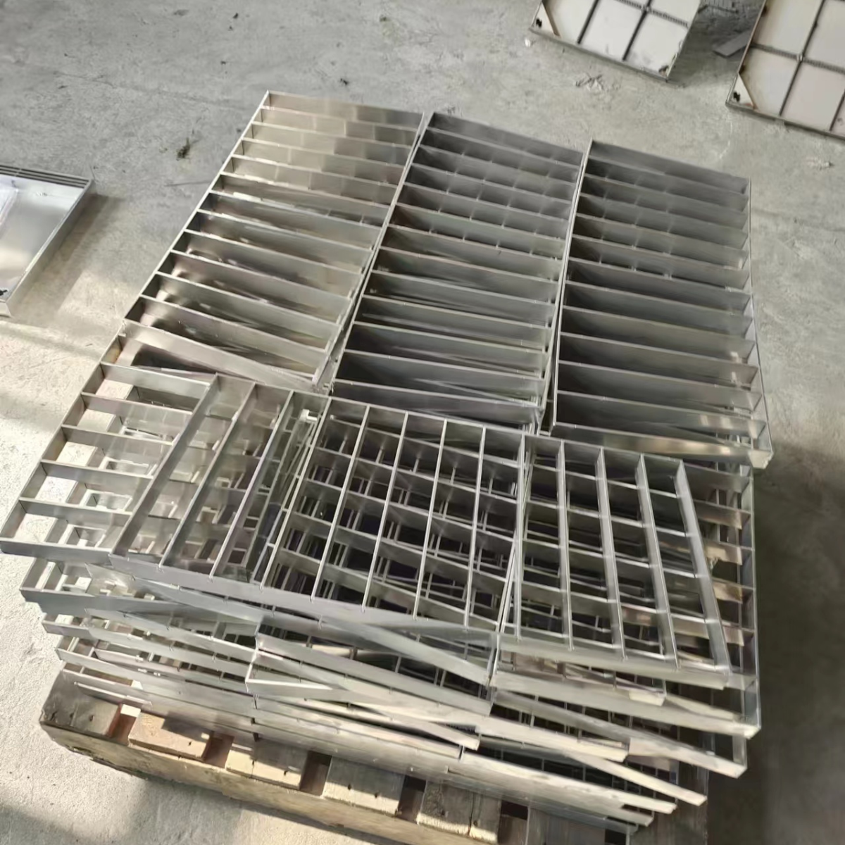 Stainless steel grid plate Galvanized steel grille Stair tread Gutter cover