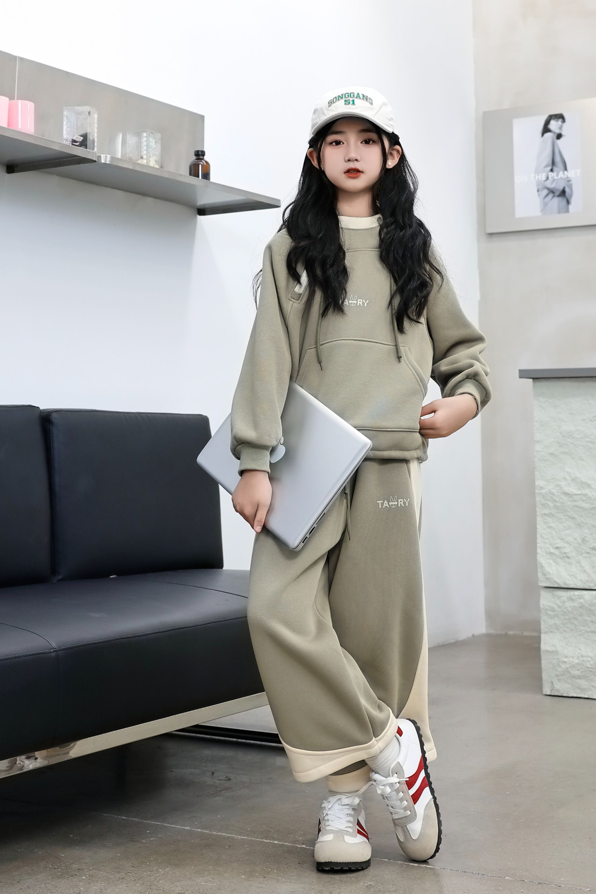 Comfortable and stylish long-sleeved pullover sweatshirt plush hoodie suit suitable for casual wear in autumn and winter 5