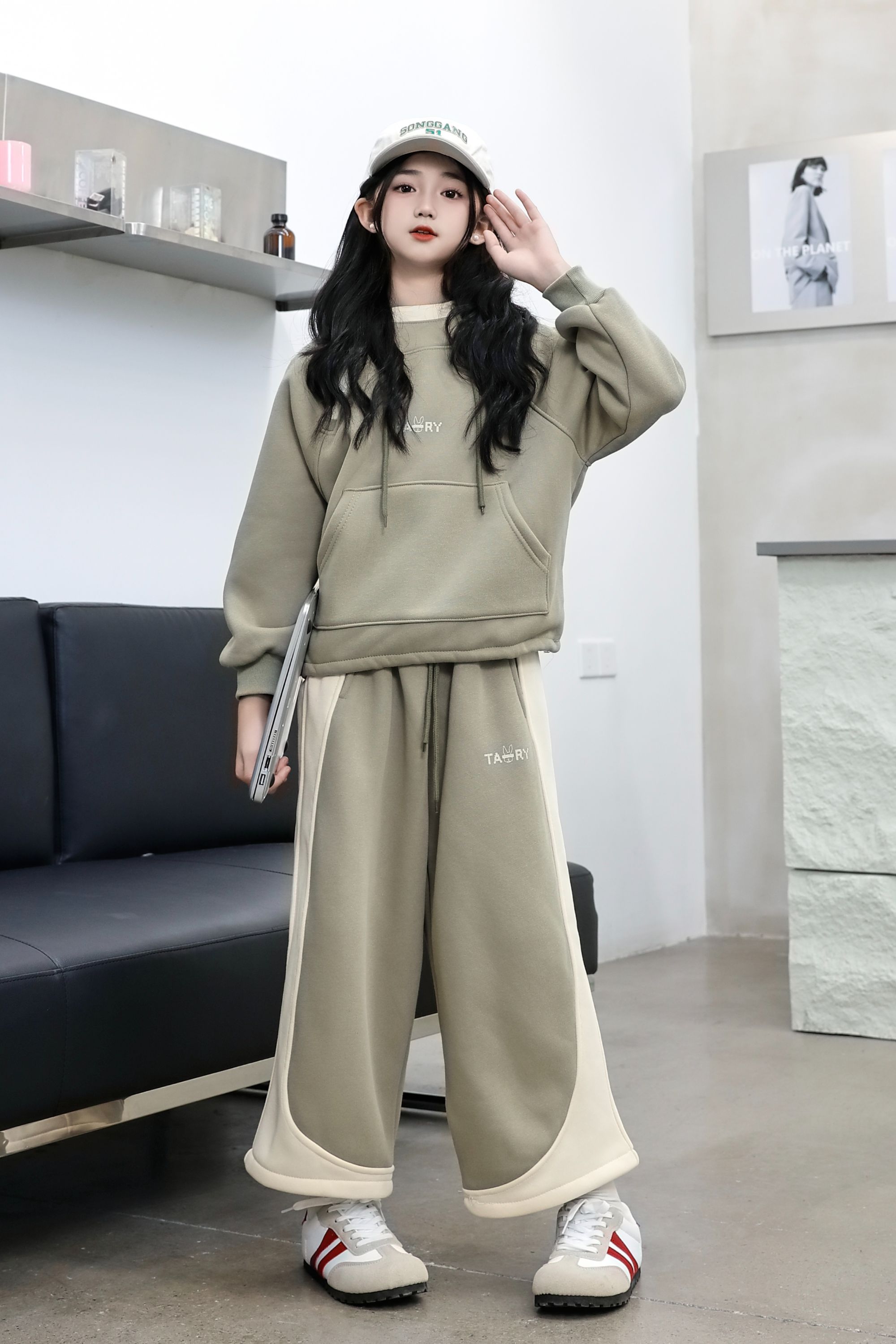 Comfortable and stylish long-sleeved pullover sweatshirt plush hoodie suit suitable for casual wear in autumn and winter 5