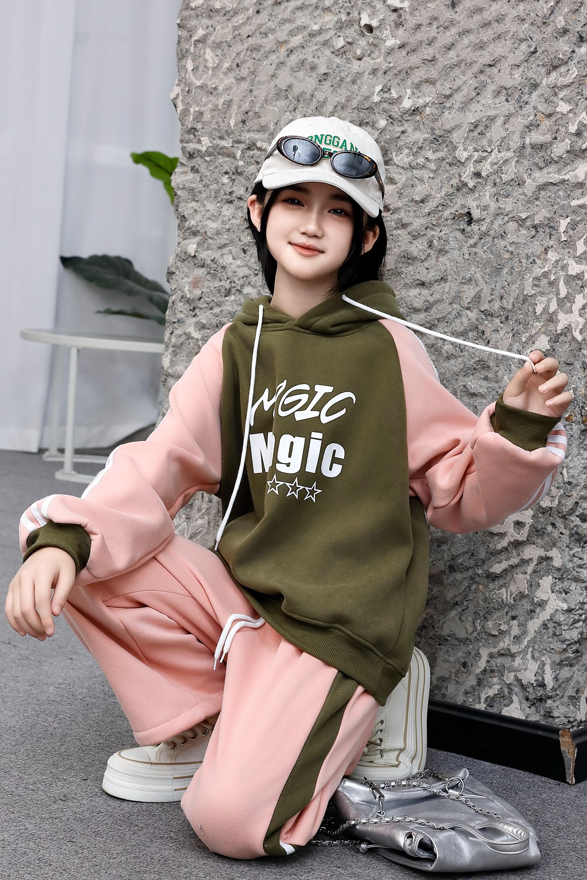 Comfortable and stylish long-sleeved pullover sweatshirt plush hoodie suit suitable for casual wear in autumn and winter 8