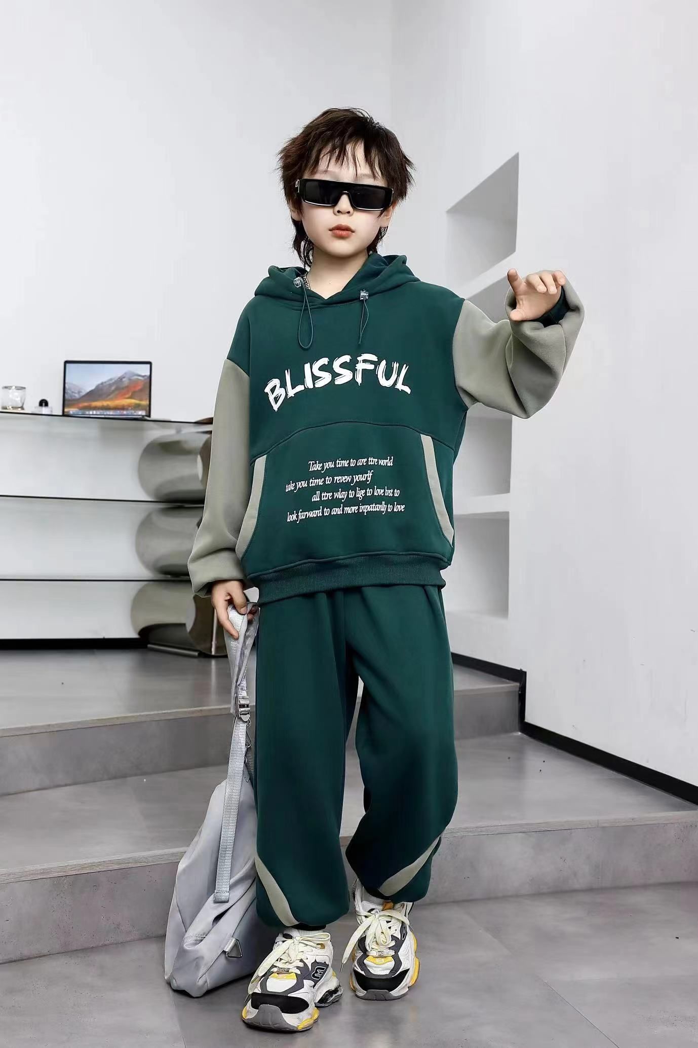 Comfortable and stylish long-sleeved pullover sweatshirt plush hoodie suit suitable for casual wear in autumn and winter 11