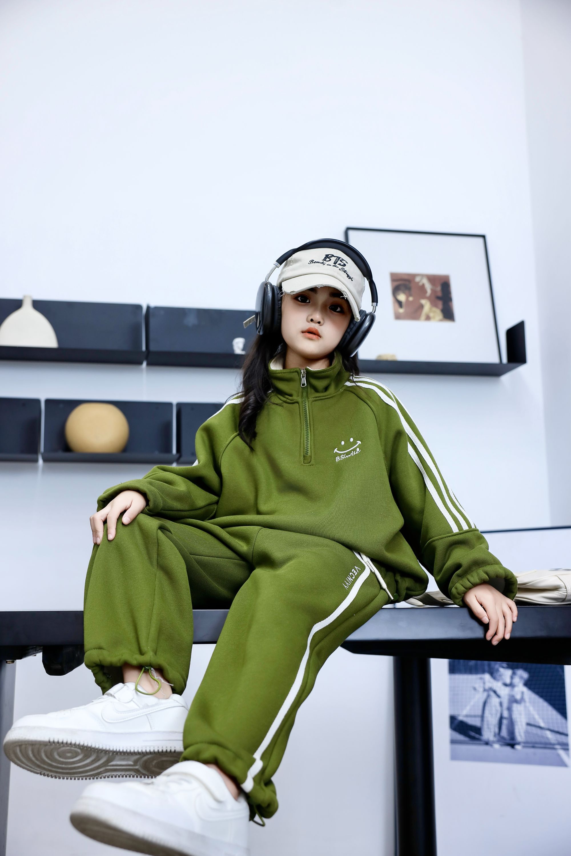 Comfortable and stylish long-sleeved pullover sweatshirt plush hoodie suit suitable for casual wear in autumn and winter 17