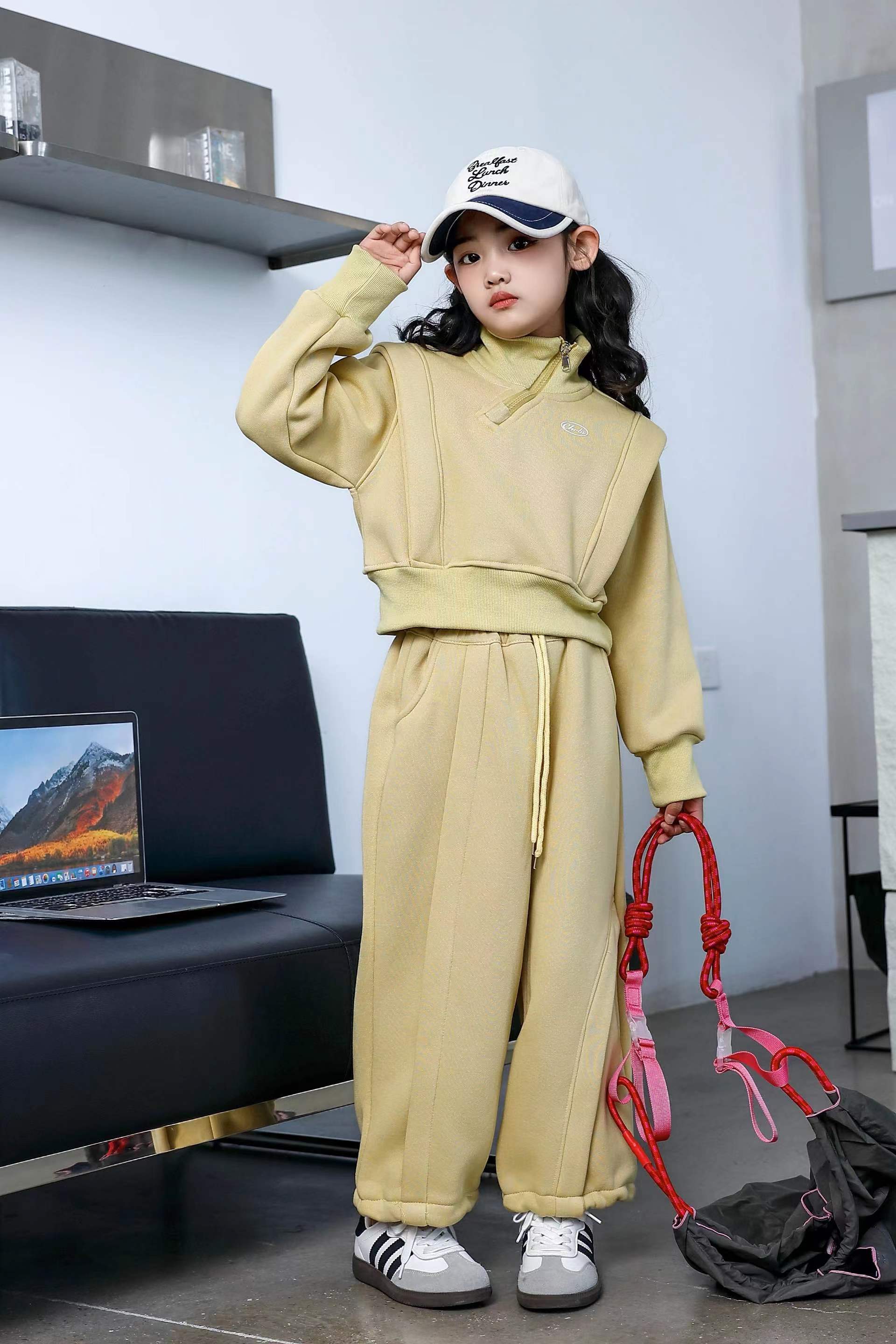 Comfortable and stylish long-sleeved pullover sweatshirt plush hoodie suit suitable for casual wear in autumn and winter 18