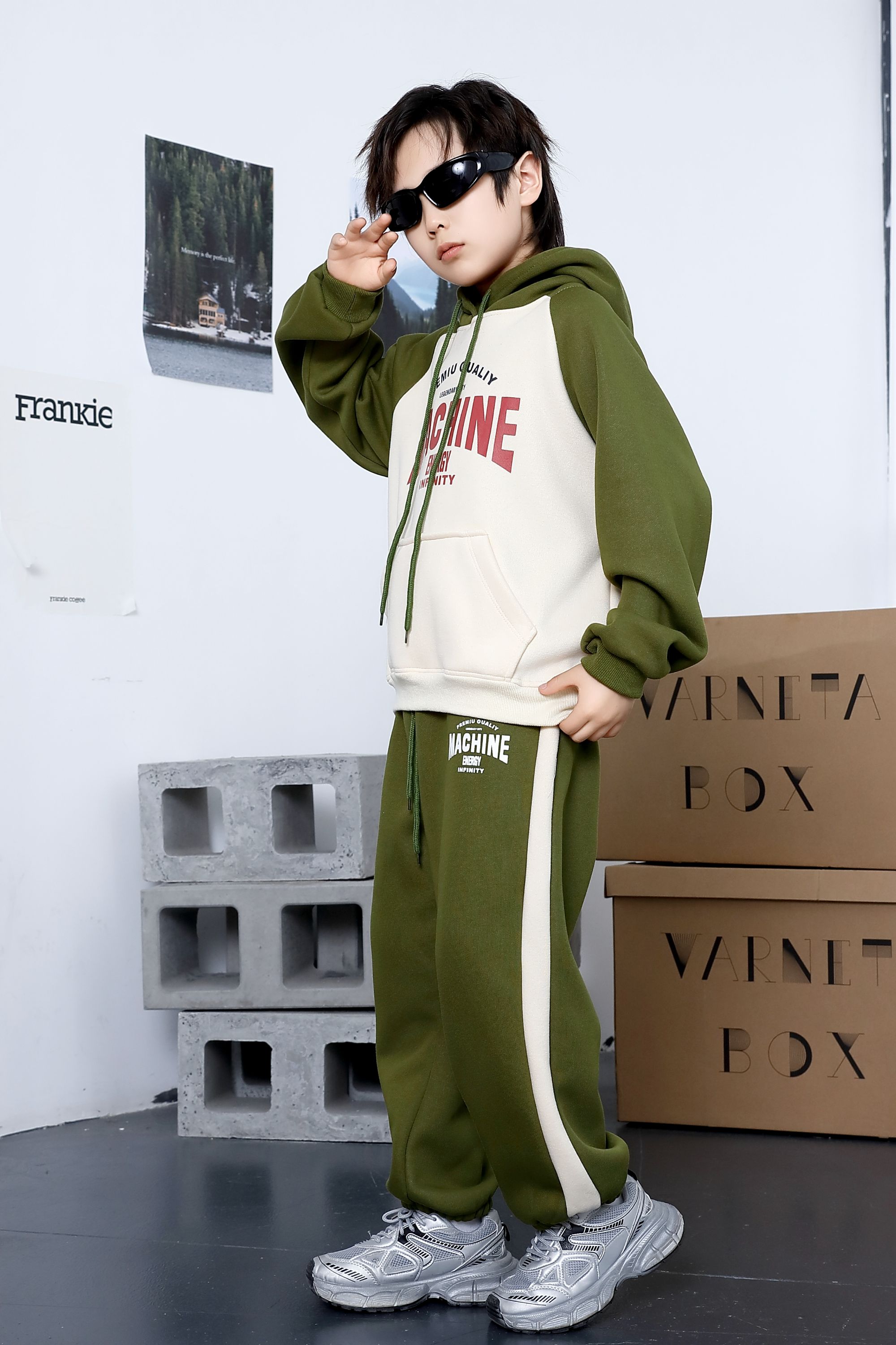 Comfortable and stylish long-sleeved pullover sweatshirt plush hoodie suit suitable for casual wear in autumn and winter 19