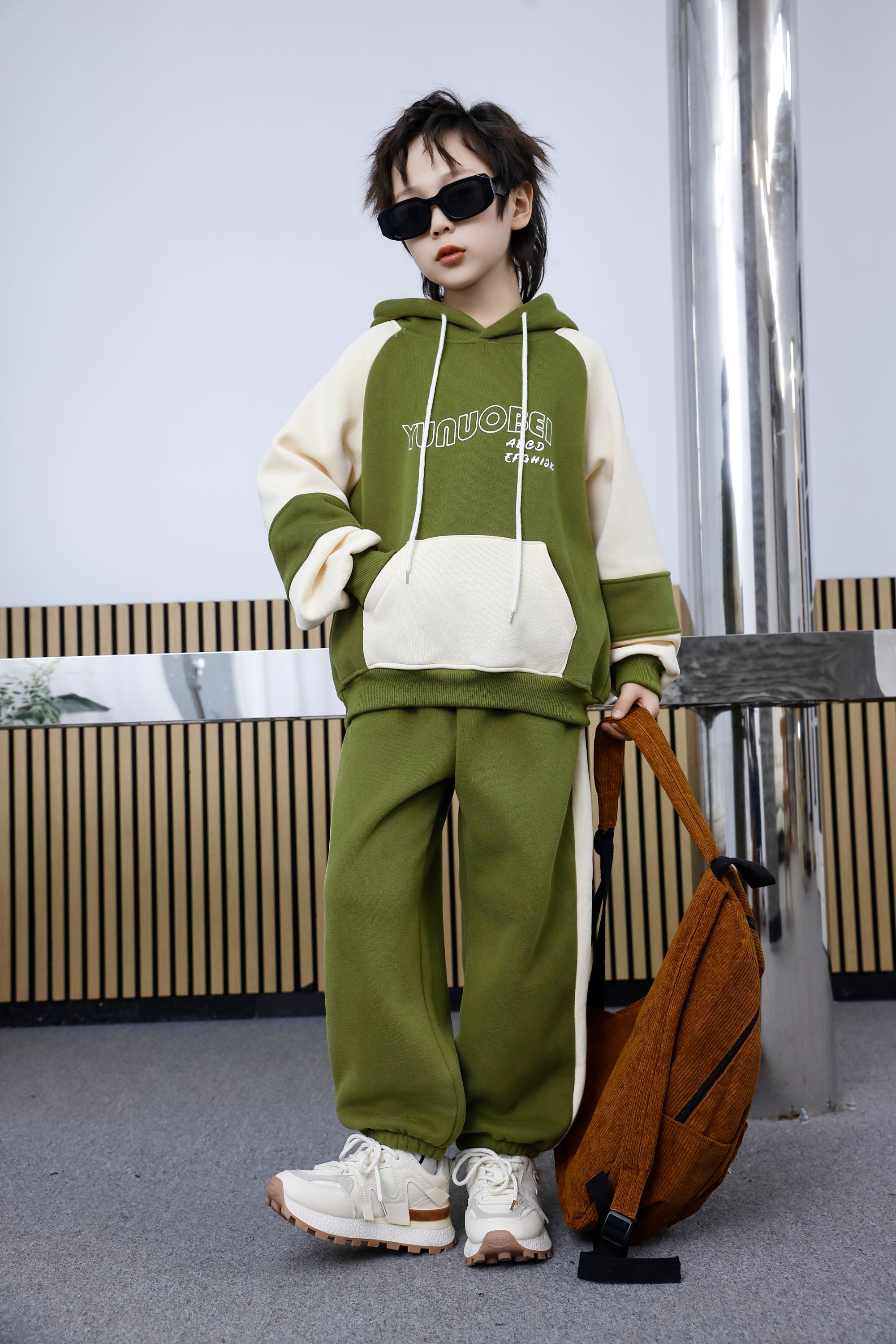 Comfortable and stylish long-sleeved pullover sweatshirt plush hoodie suit suitable for casual wear in autumn and winter 21