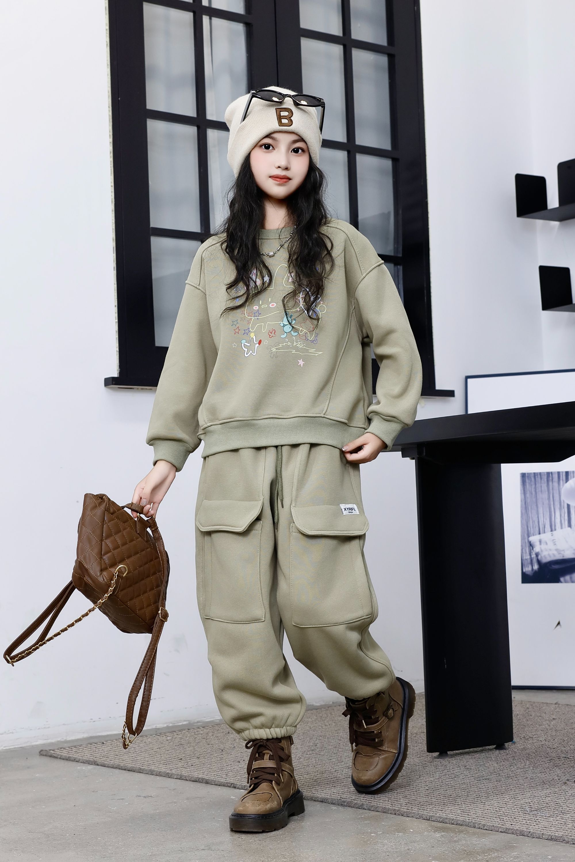 Comfortable and stylish long-sleeved pullover sweatshirt plush hoodie suit suitable for casual wear in autumn and winter 22