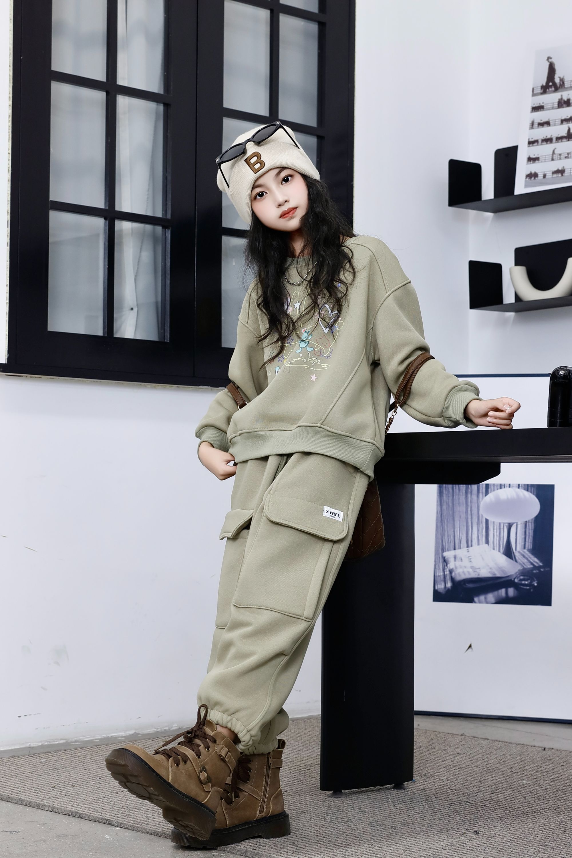 Comfortable and stylish long-sleeved pullover sweatshirt plush hoodie suit suitable for casual wear in autumn and winter 22