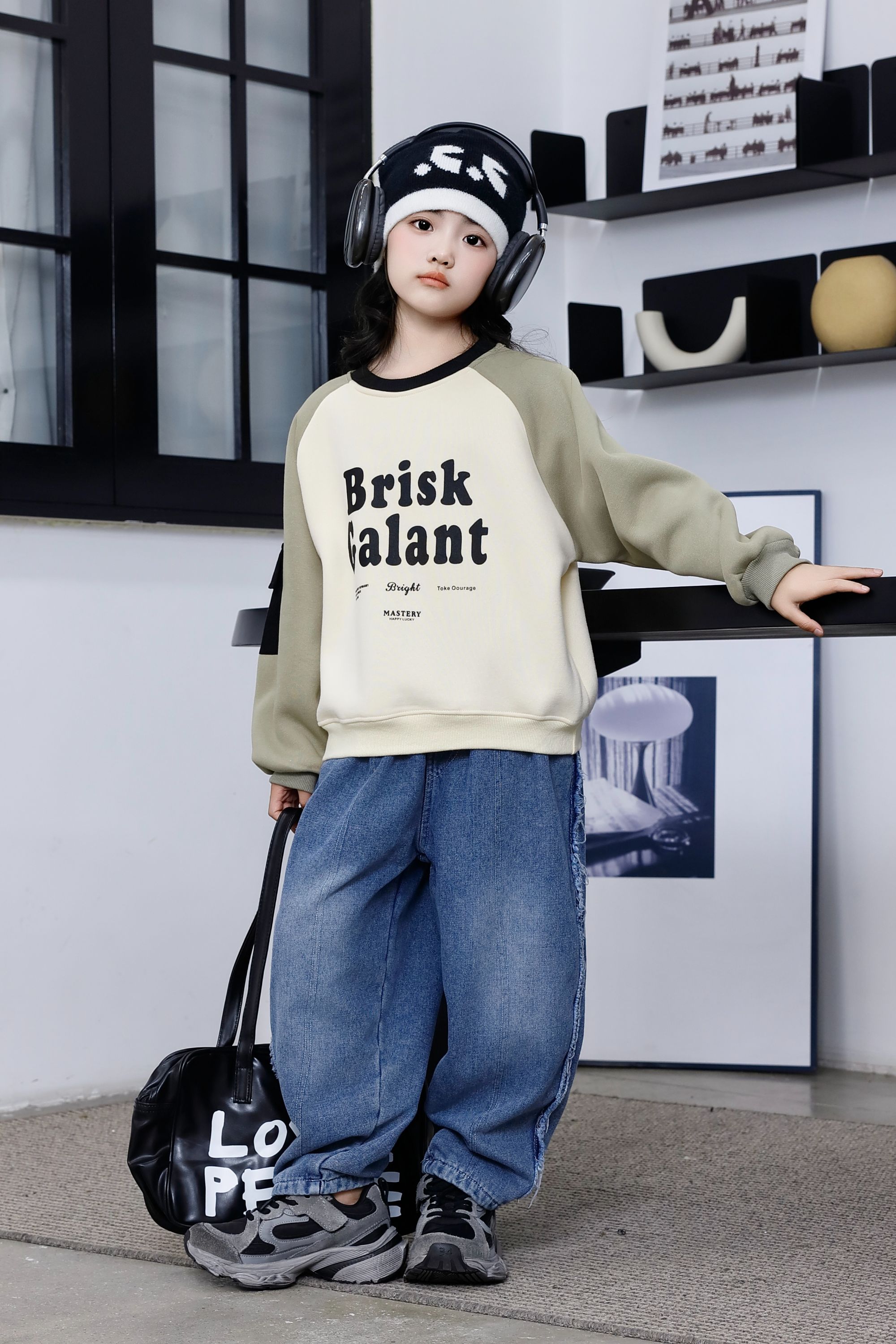 Comfortable and stylish long-sleeved pullover sweatshirt plush hoodie suit suitable for casual wear in autumn and winter 23