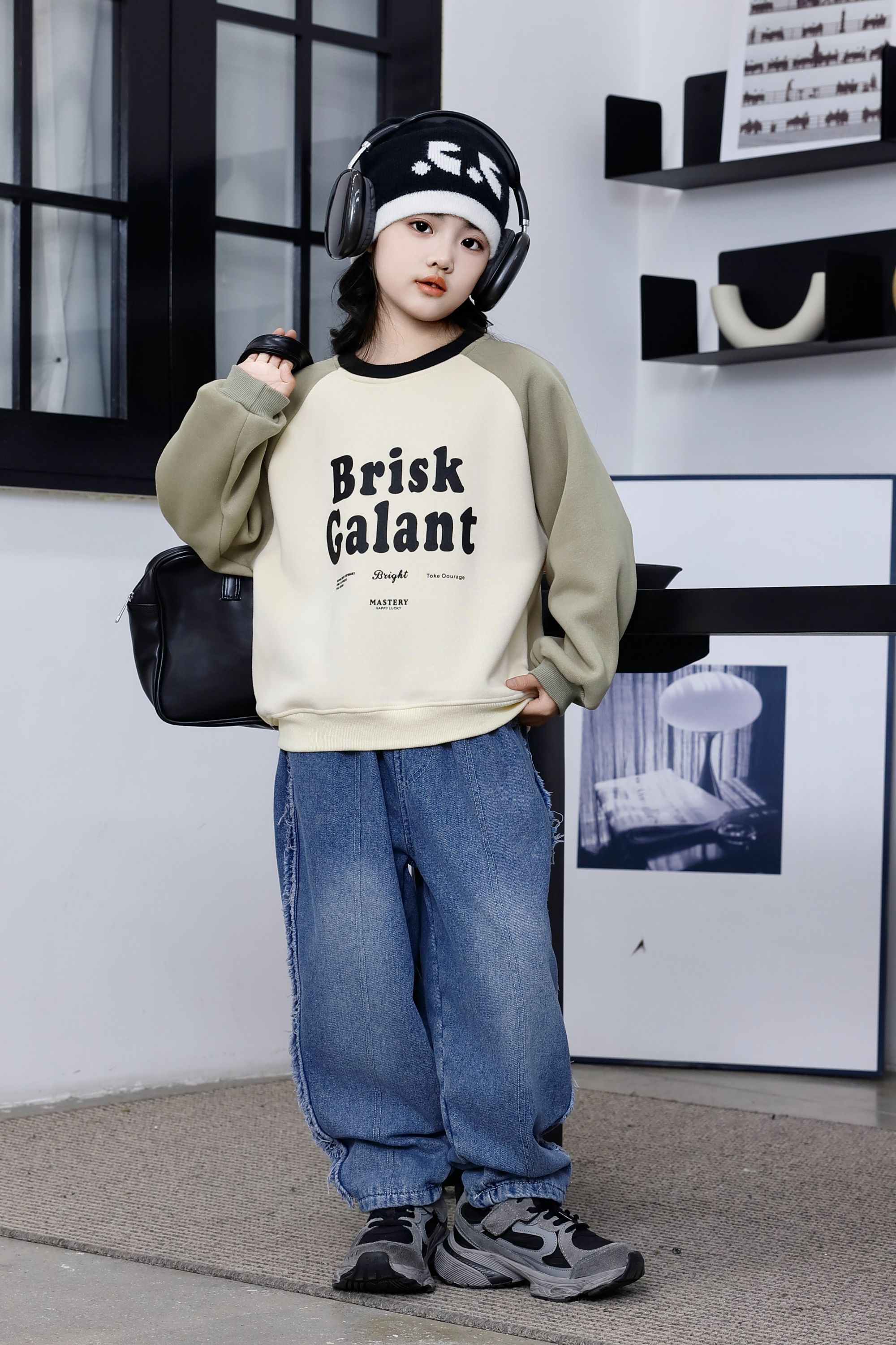 Comfortable and stylish long-sleeved pullover sweatshirt plush hoodie suit suitable for casual wear in autumn and winter 23