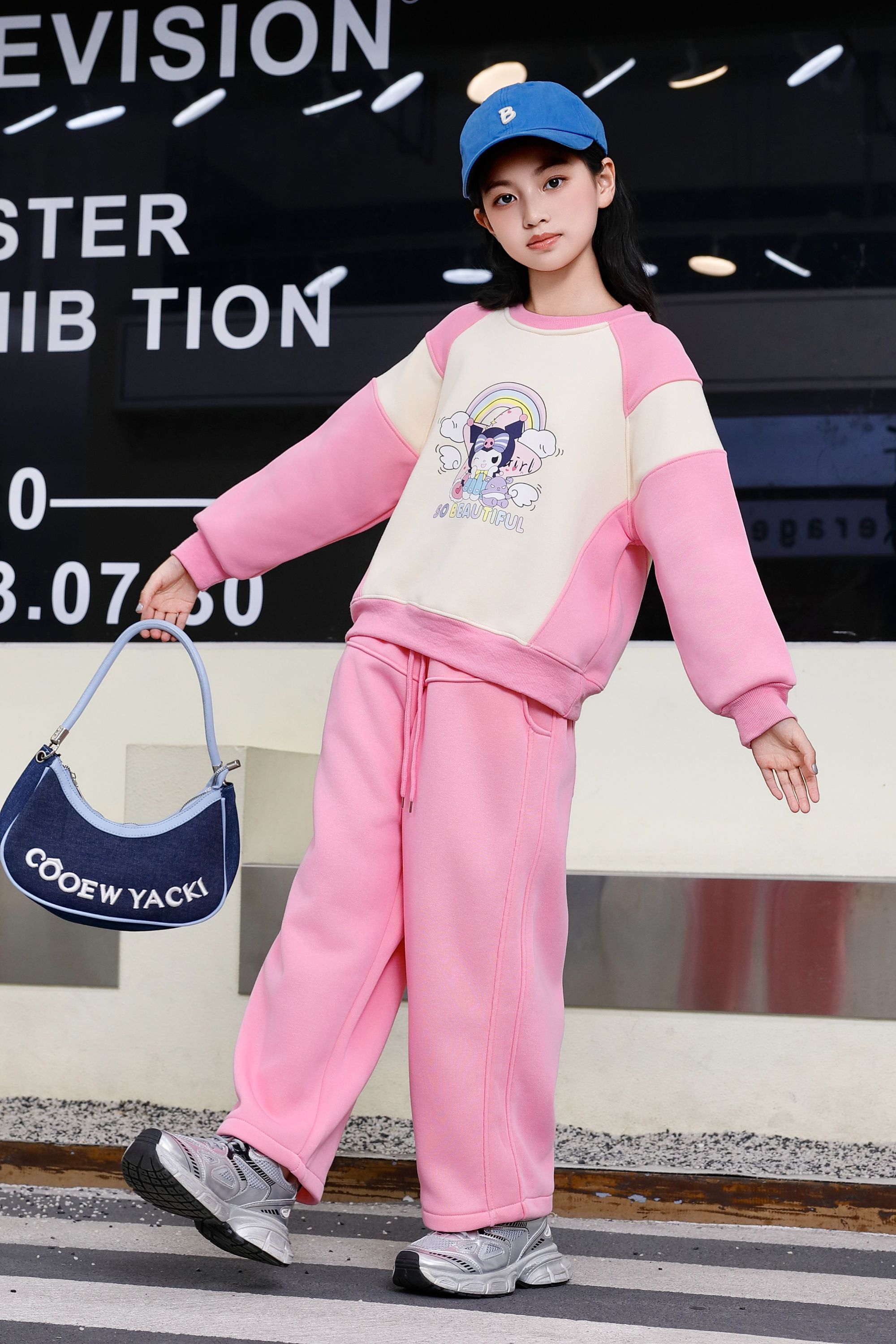 Comfortable and stylish long-sleeved pullover sweatshirt plush hoodie suit suitable for casual wear in autumn and winter 24