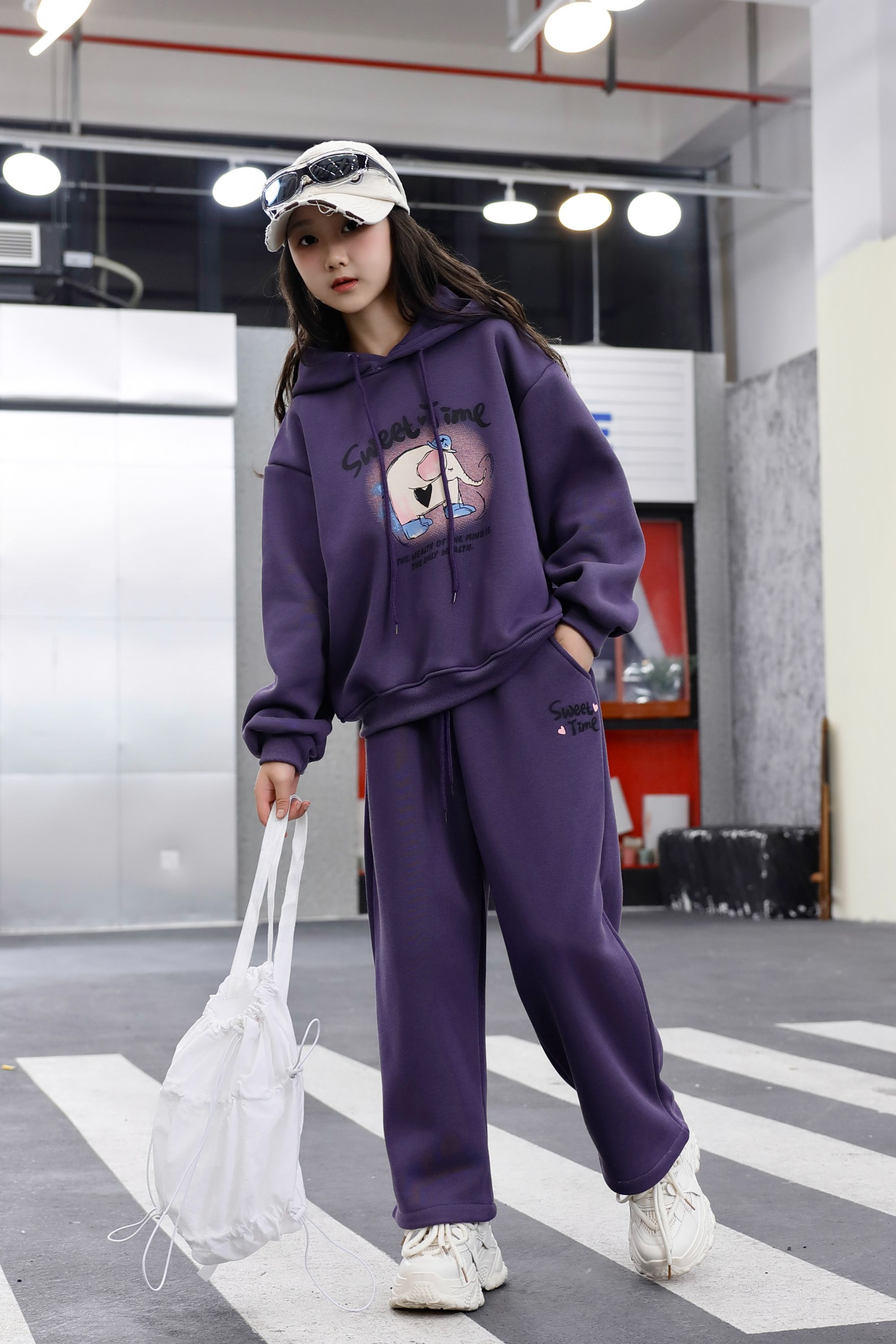 Comfortable and stylish long-sleeved pullover sweatshirt plush hoodie suit suitable for casual wear in autumn and winter 25