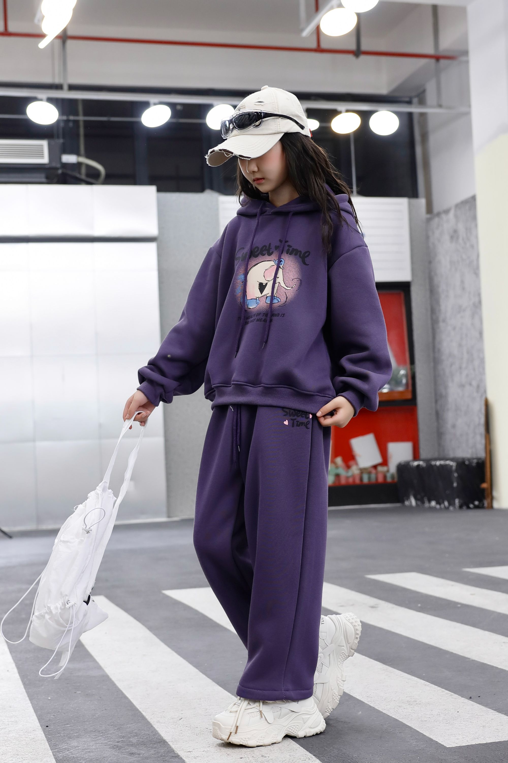 Comfortable and stylish long-sleeved pullover sweatshirt plush hoodie suit suitable for casual wear in autumn and winter 25