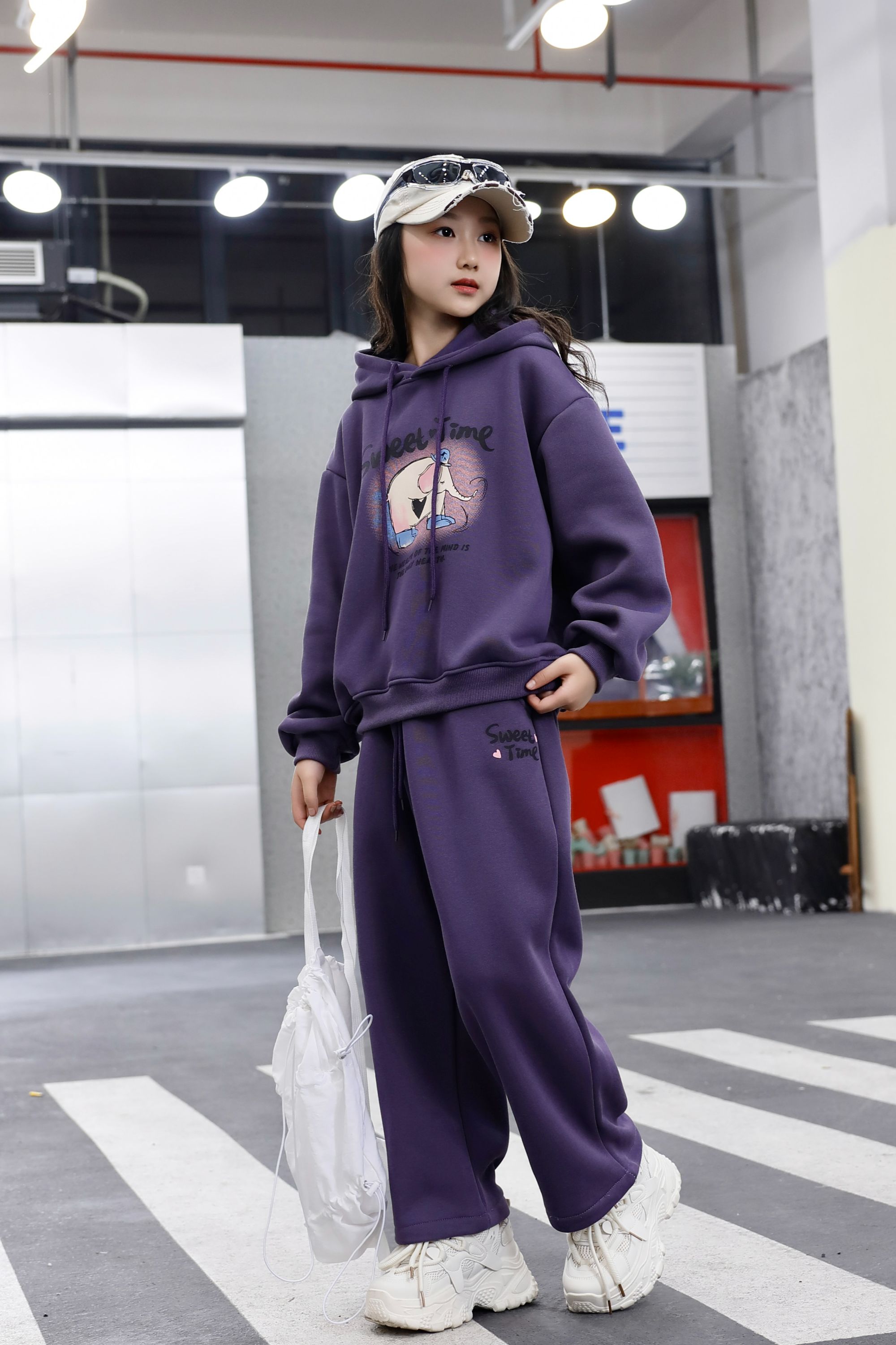 Comfortable and stylish long-sleeved pullover sweatshirt plush hoodie suit suitable for casual wear in autumn and winter 25