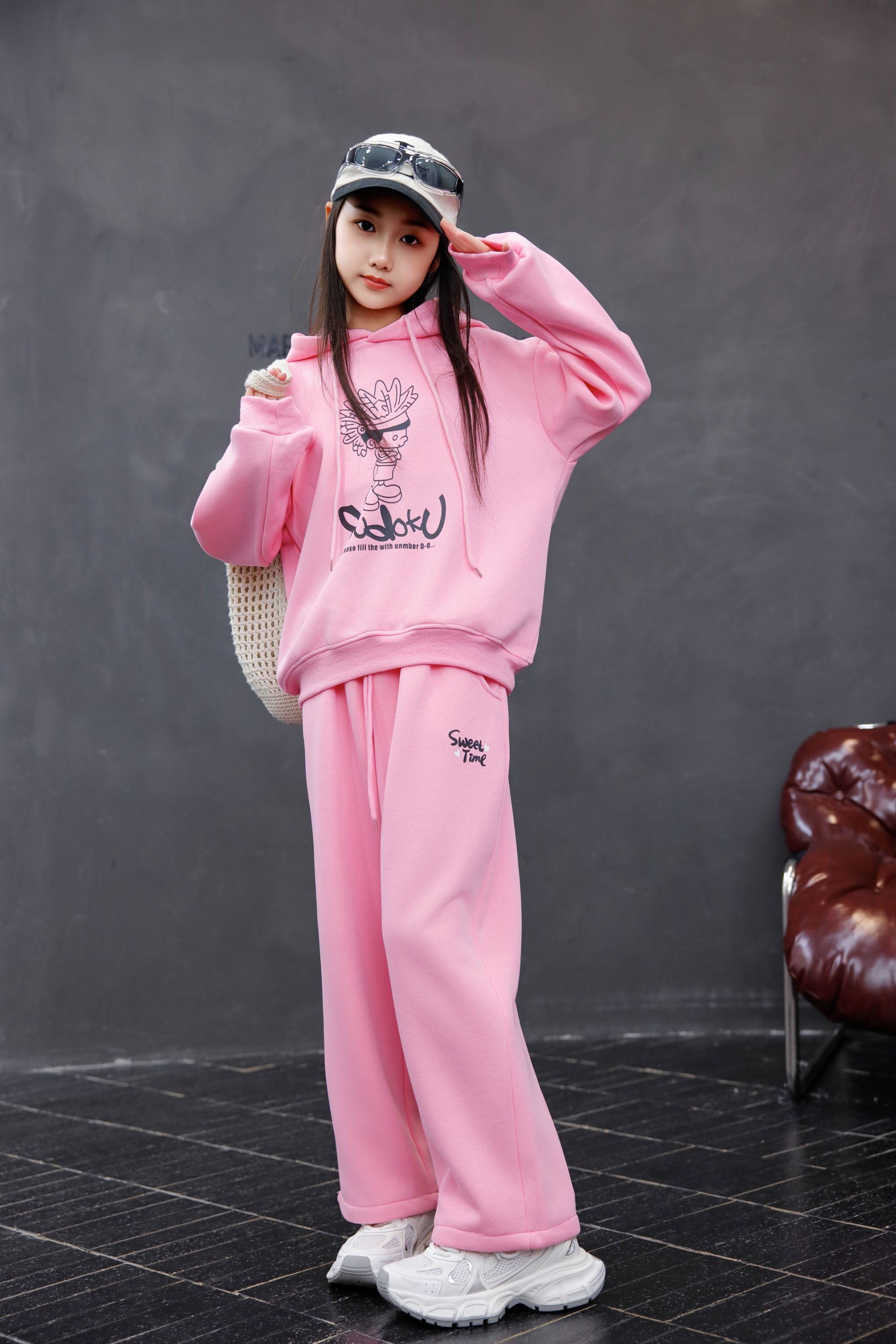 Comfortable and stylish long-sleeved pullover sweatshirt plush hoodie suit suitable for casual wear in autumn and winter 26