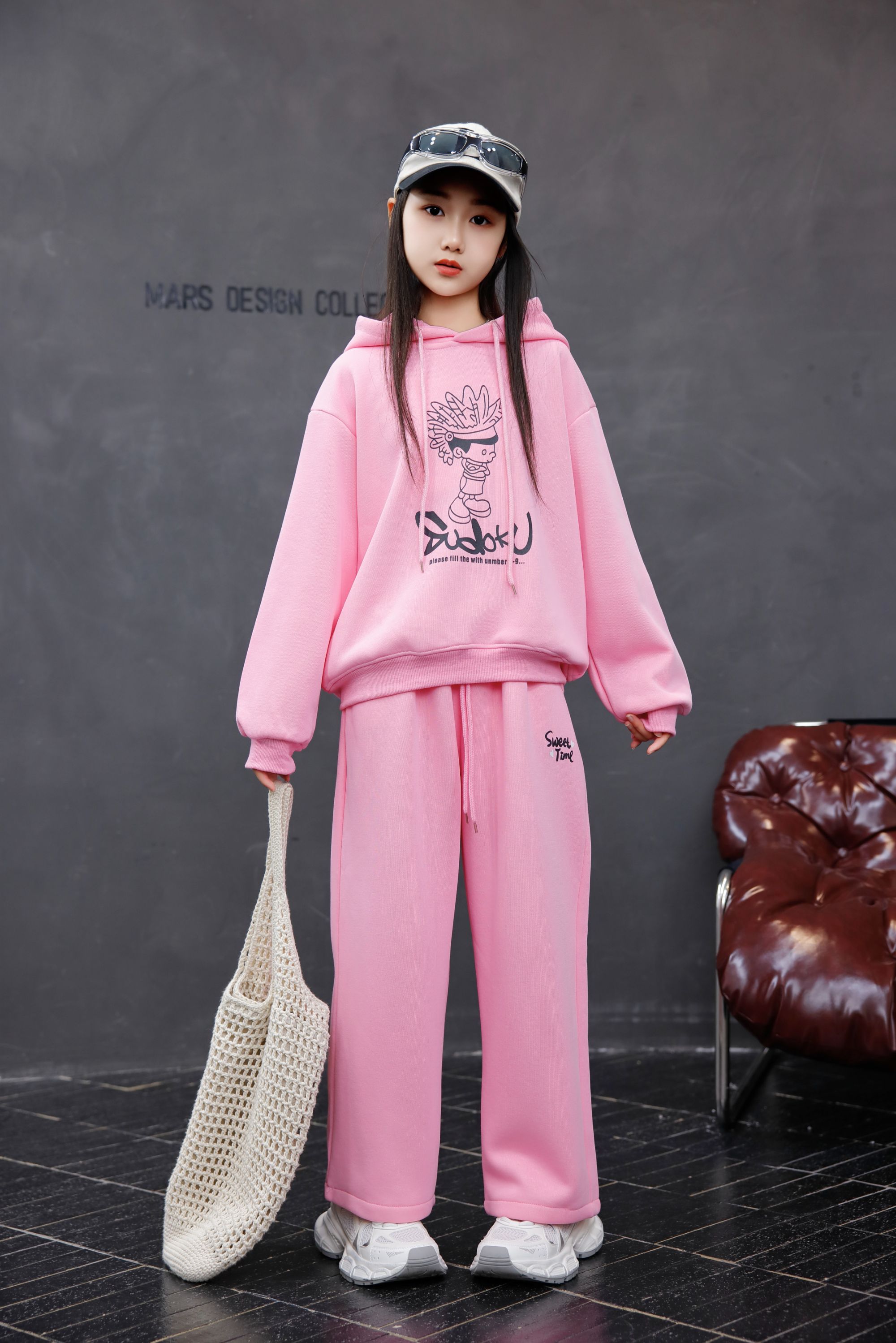 Comfortable and stylish long-sleeved pullover sweatshirt plush hoodie suit suitable for casual wear in autumn and winter 26