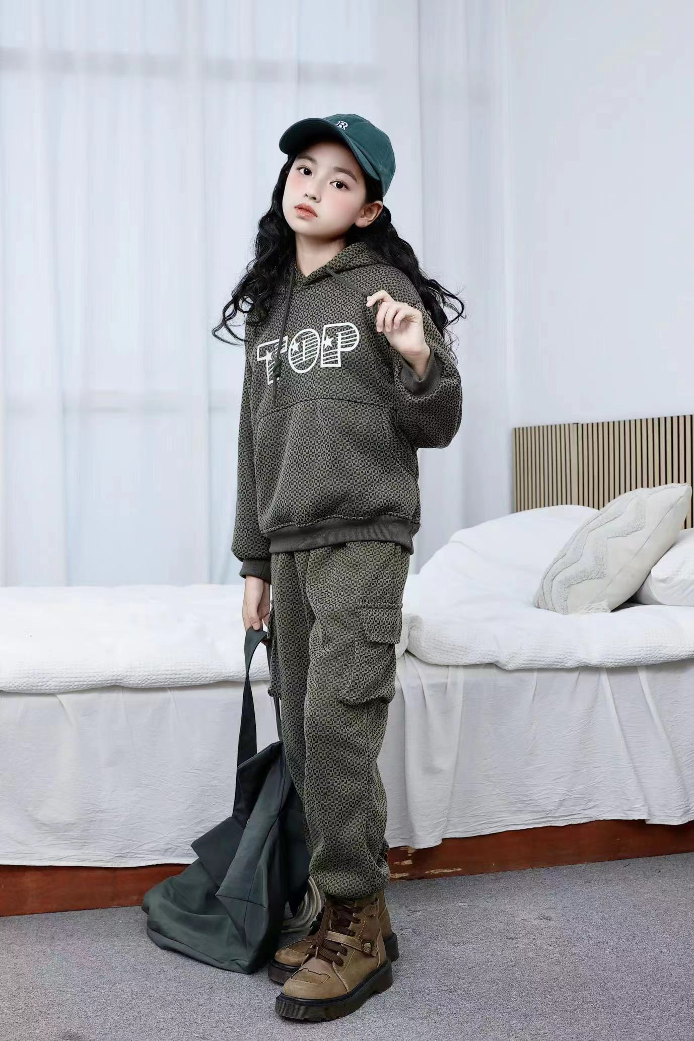 Comfortable and stylish long-sleeved pullover sweatshirt plush hoodie suit suitable for casual wear in autumn and winter 30