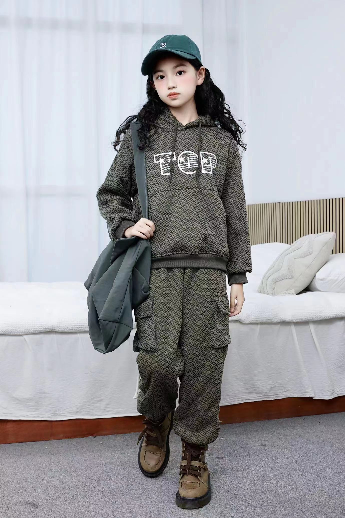 Comfortable and stylish long-sleeved pullover sweatshirt plush hoodie suit suitable for casual wear in autumn and winter 30