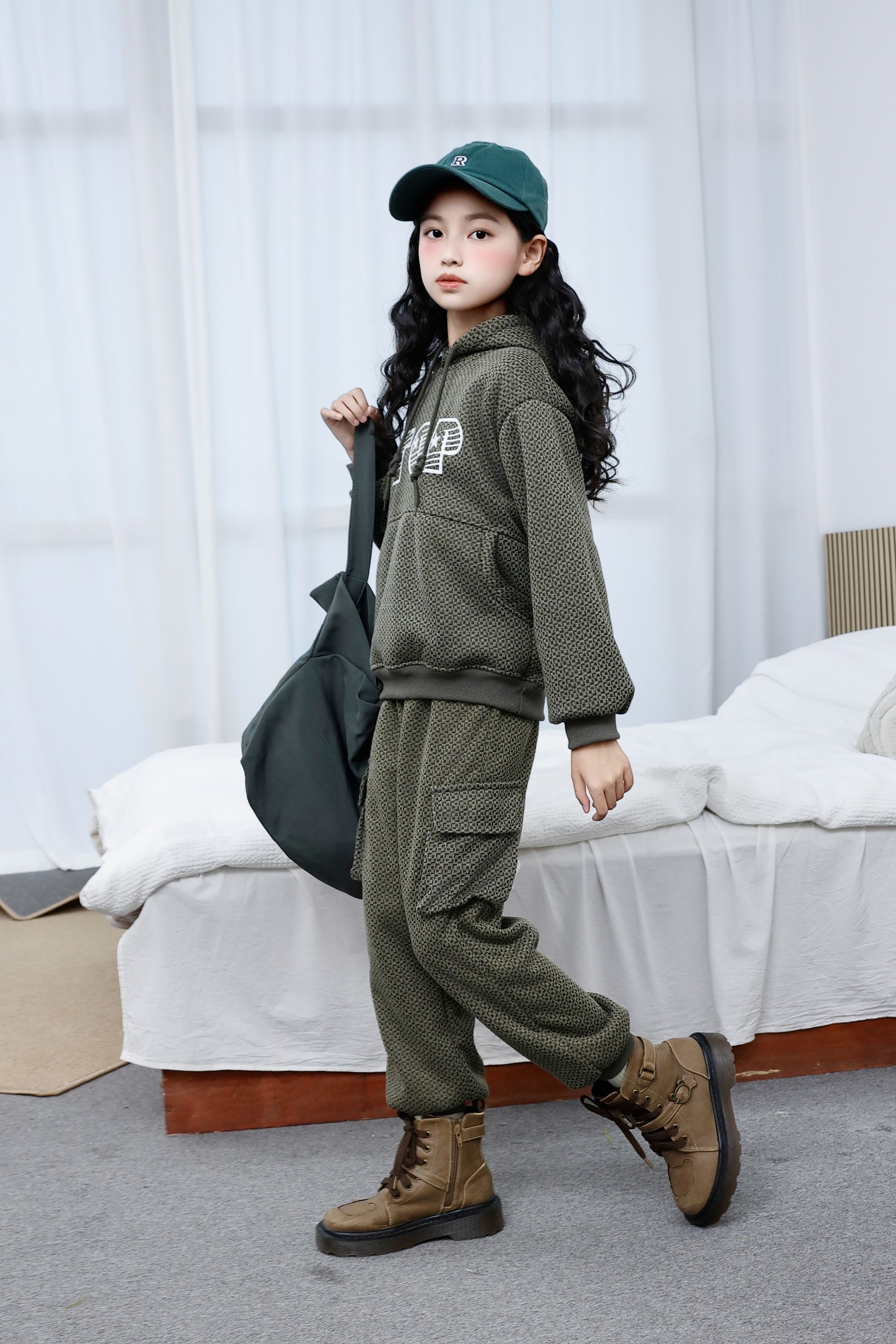 Comfortable and stylish long-sleeved pullover sweatshirt plush hoodie suit suitable for casual wear in autumn and winter 30