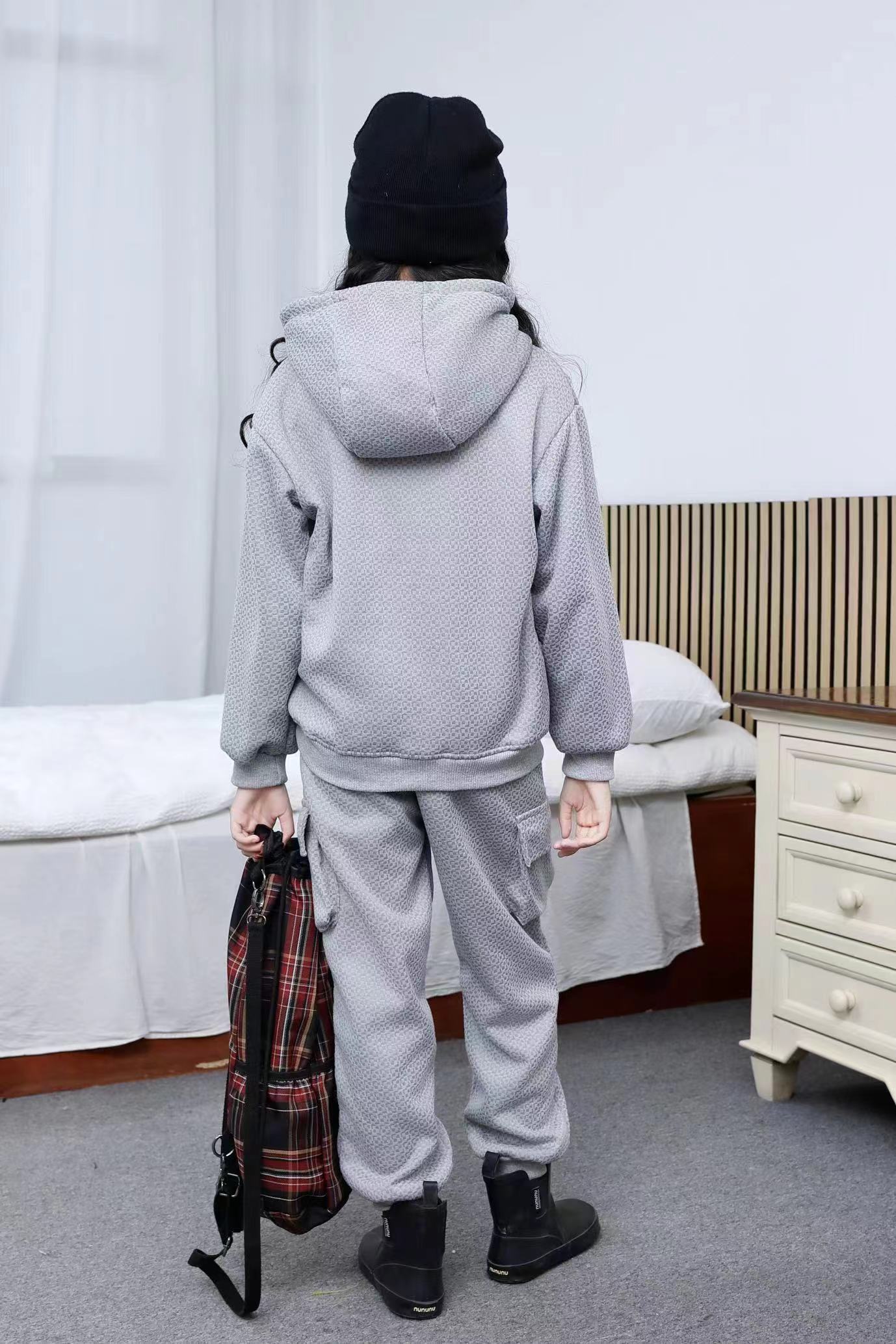 Comfortable and stylish long-sleeved pullover sweatshirt plush hoodie suit suitable for casual wear in autumn and winter 31