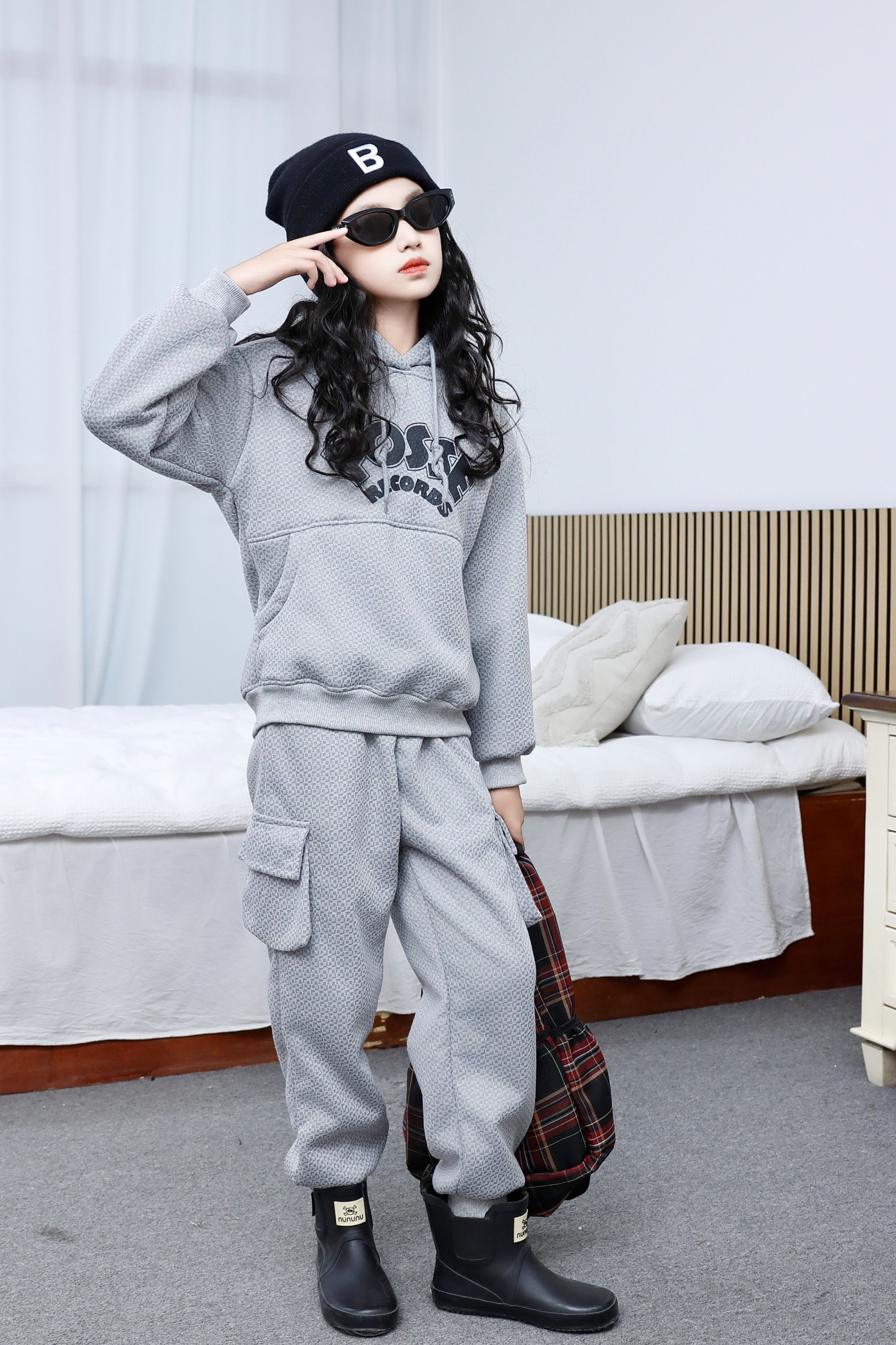 Comfortable and stylish long-sleeved pullover sweatshirt plush hoodie suit suitable for casual wear in autumn and winter 31