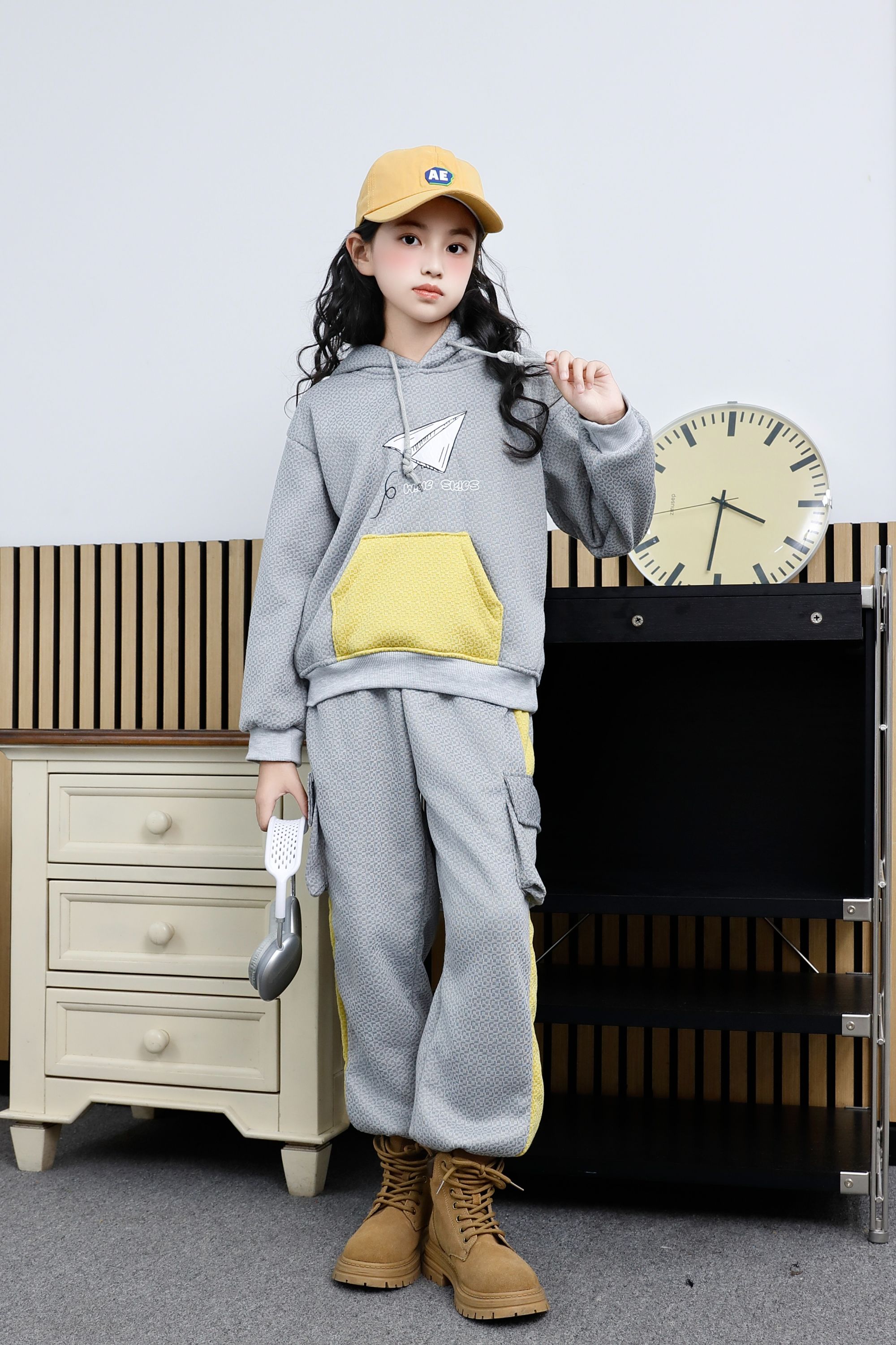 Comfortable and stylish long-sleeved pullover sweatshirt plush hoodie suit suitable for casual wear in autumn and winter 32