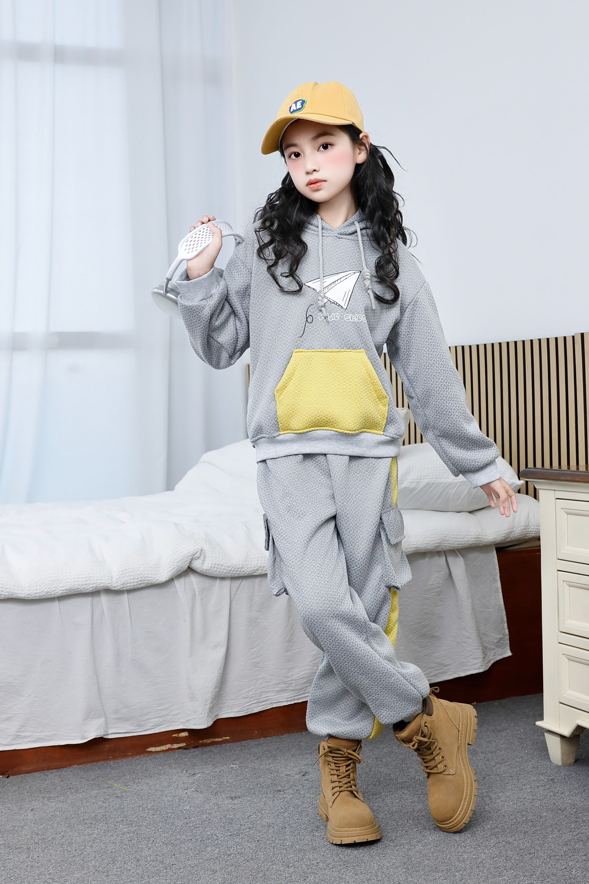 Comfortable and stylish long-sleeved pullover sweatshirt plush hoodie suit suitable for casual wear in autumn and winter 32