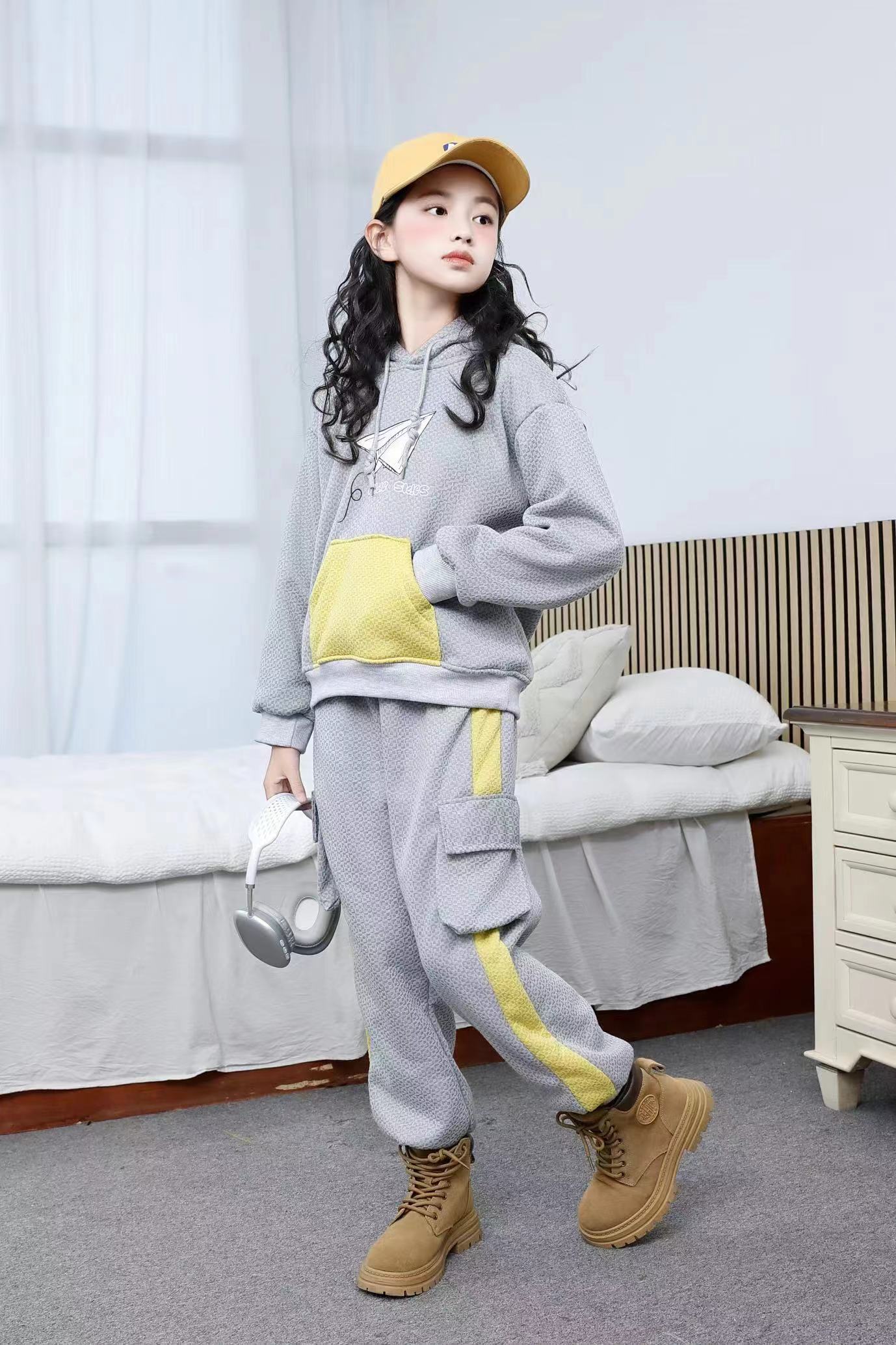 Comfortable and stylish long-sleeved pullover sweatshirt plush hoodie suit suitable for casual wear in autumn and winter 32