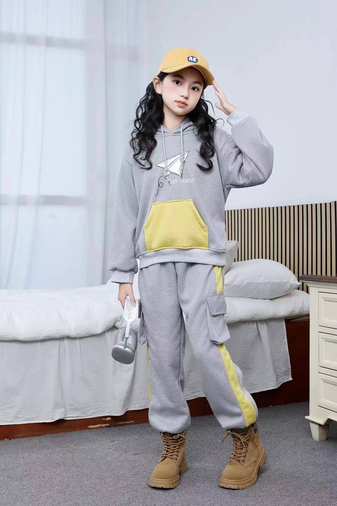 Comfortable and stylish long-sleeved pullover sweatshirt plush hoodie suit suitable for casual wear in autumn and winter 32