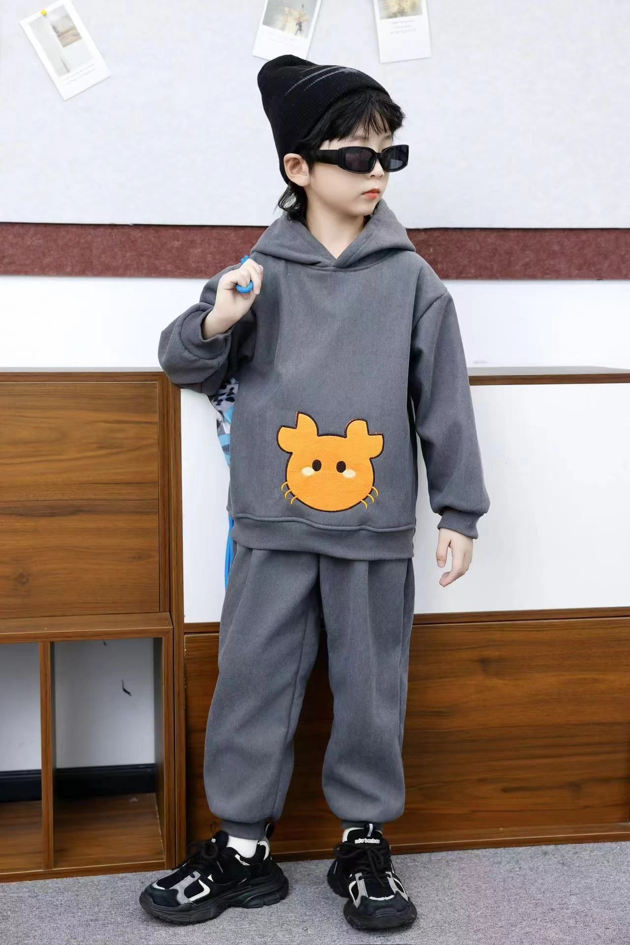 Comfortable and stylish long-sleeved pullover sweatshirt plush hoodie suit suitable for casual wear in autumn and winter 40