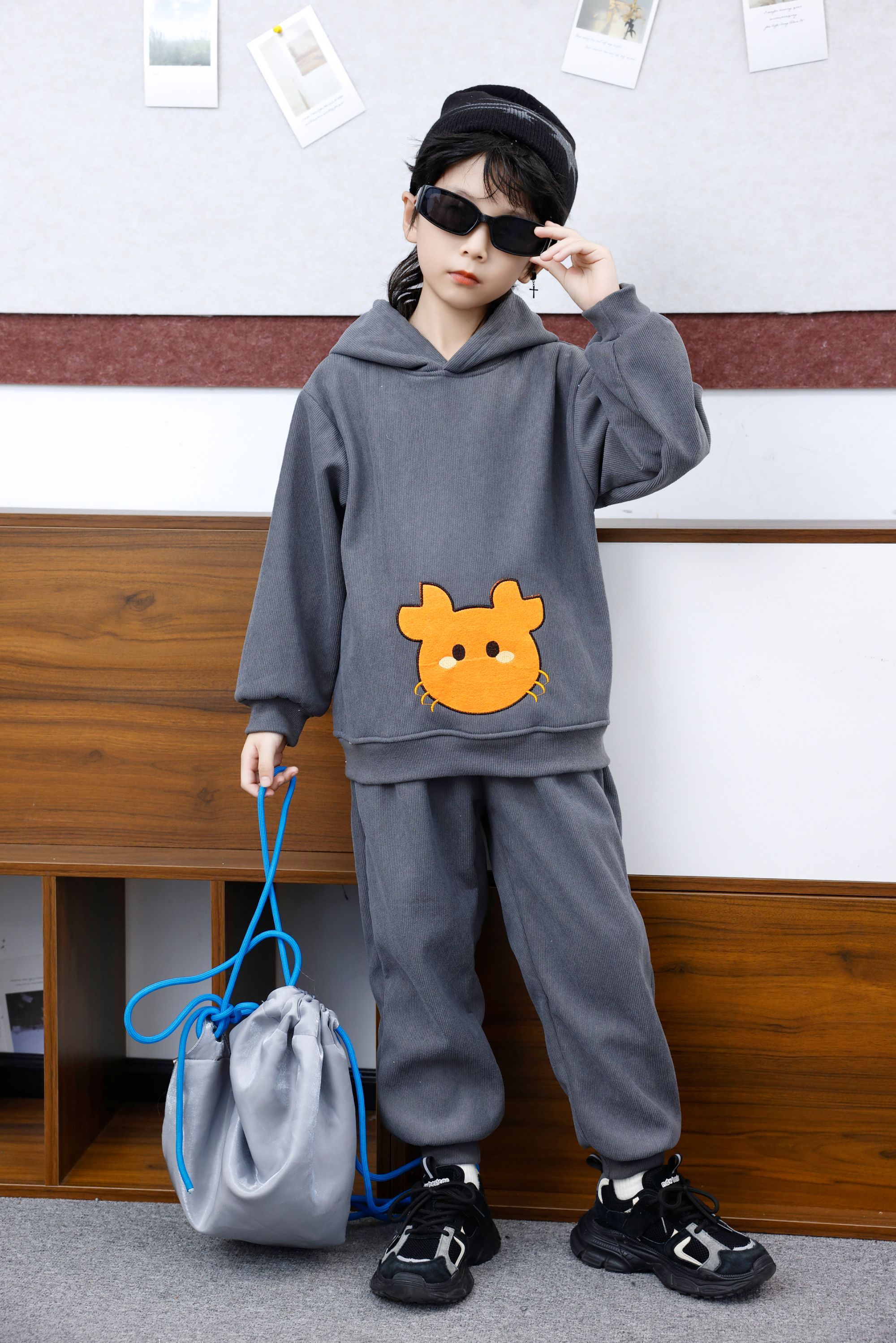 Comfortable and stylish long-sleeved pullover sweatshirt plush hoodie suit suitable for casual wear in autumn and winter 40