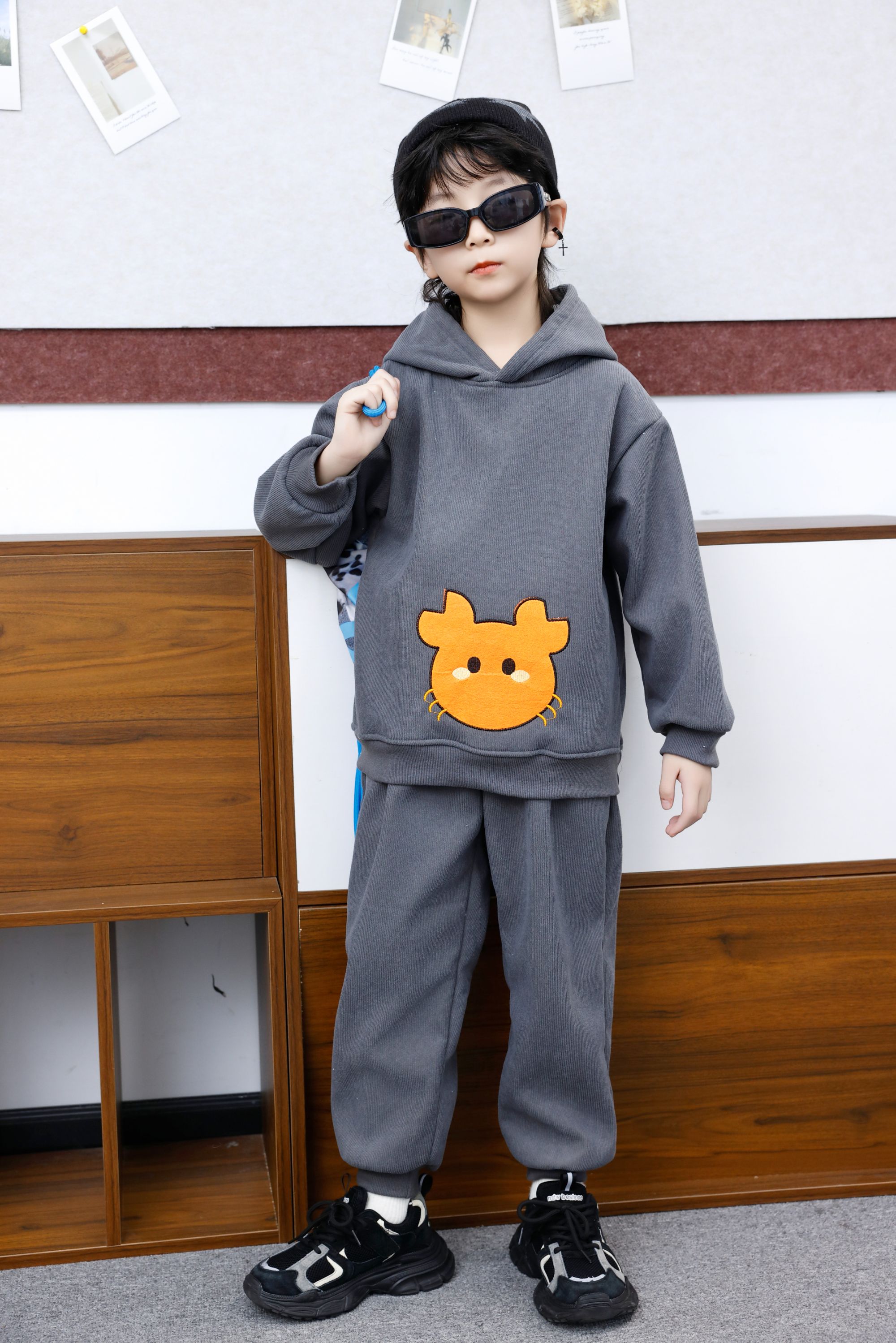 Comfortable and stylish long-sleeved pullover sweatshirt plush hoodie suit suitable for casual wear in autumn and winter 40